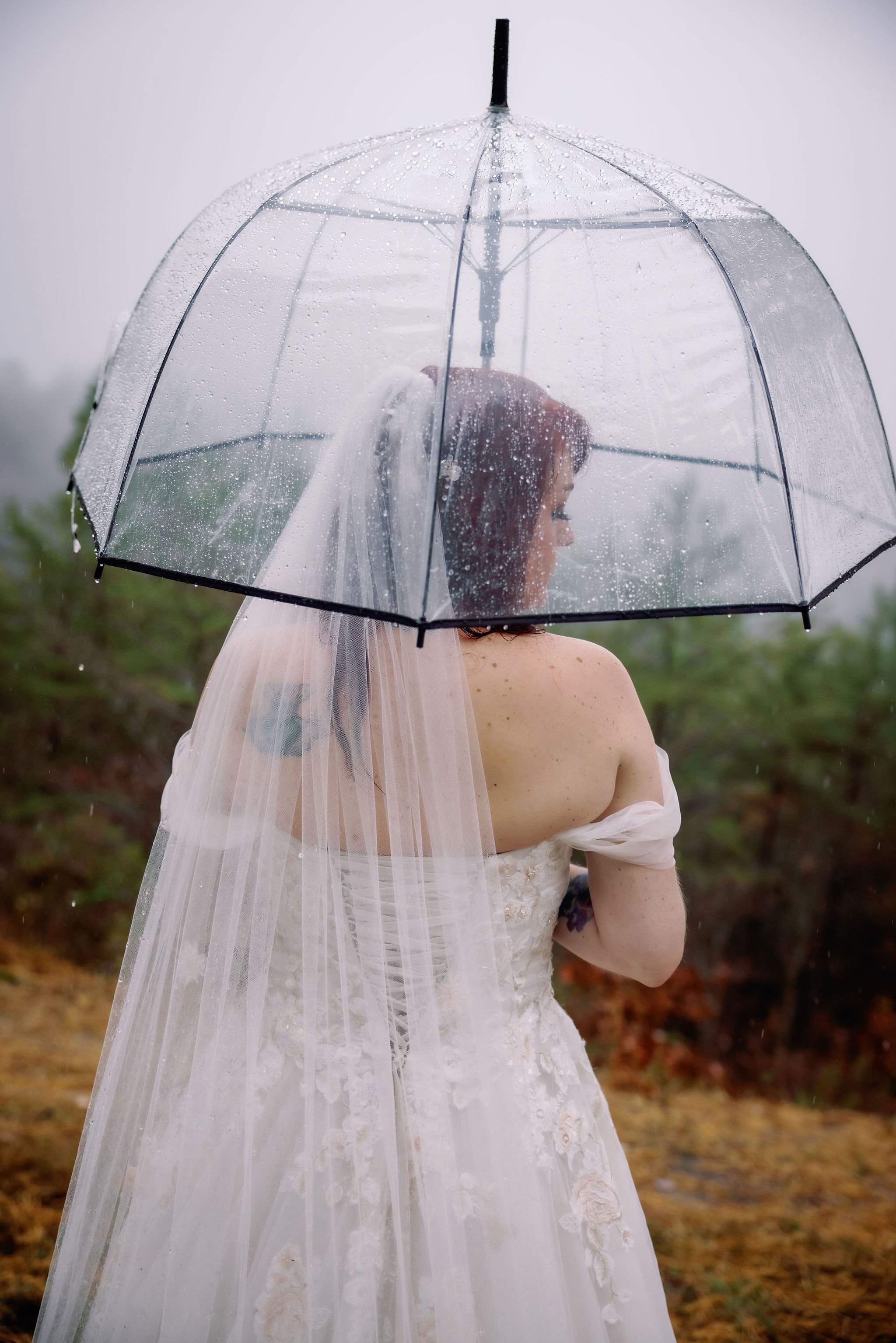 Gatlinburg-wedding-photographers-rainy-wedding-photos-lace-wedding-dress
