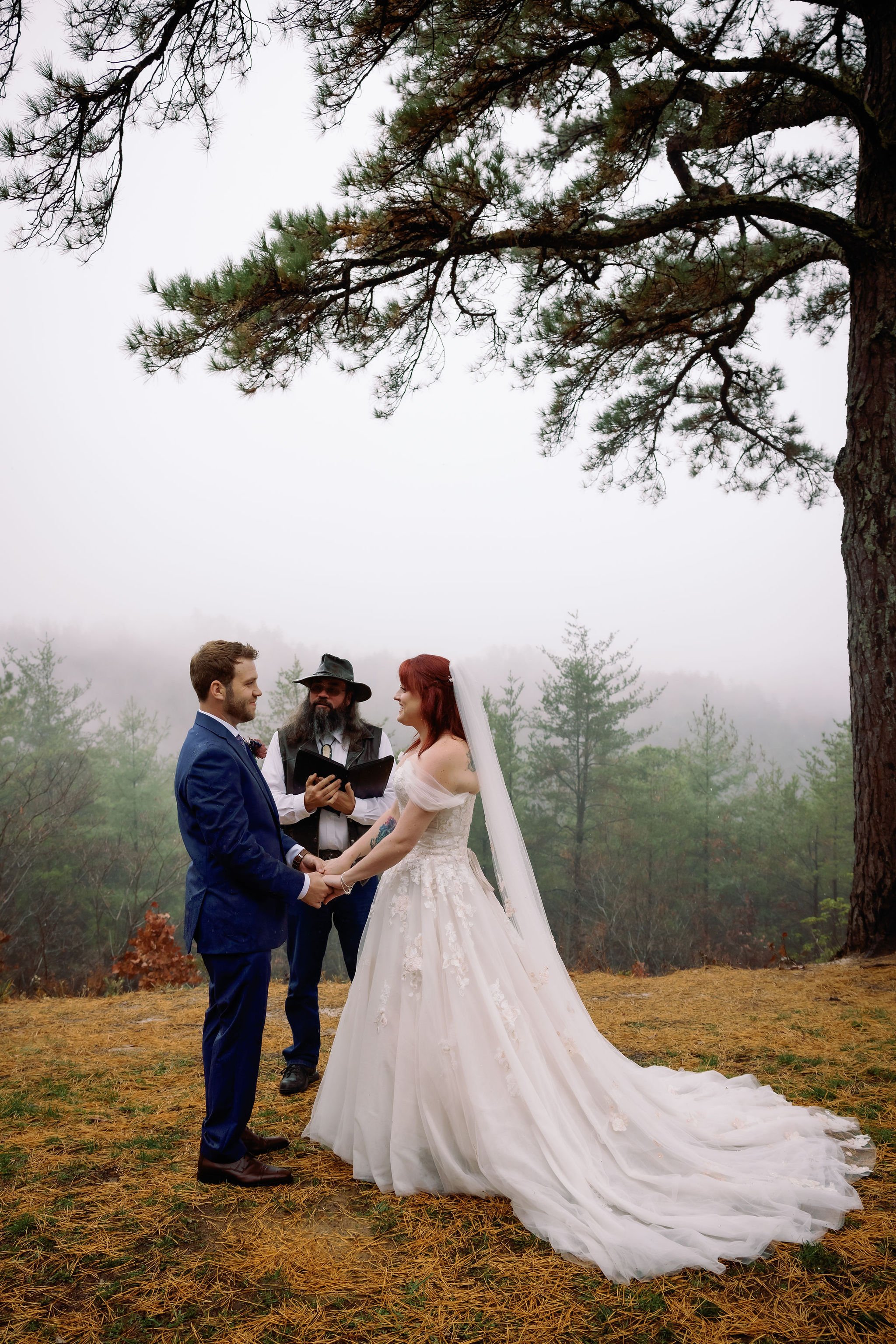 Gatlinburg-wedding-photographers-rainy-wedding-photos-outdoor-ceremony