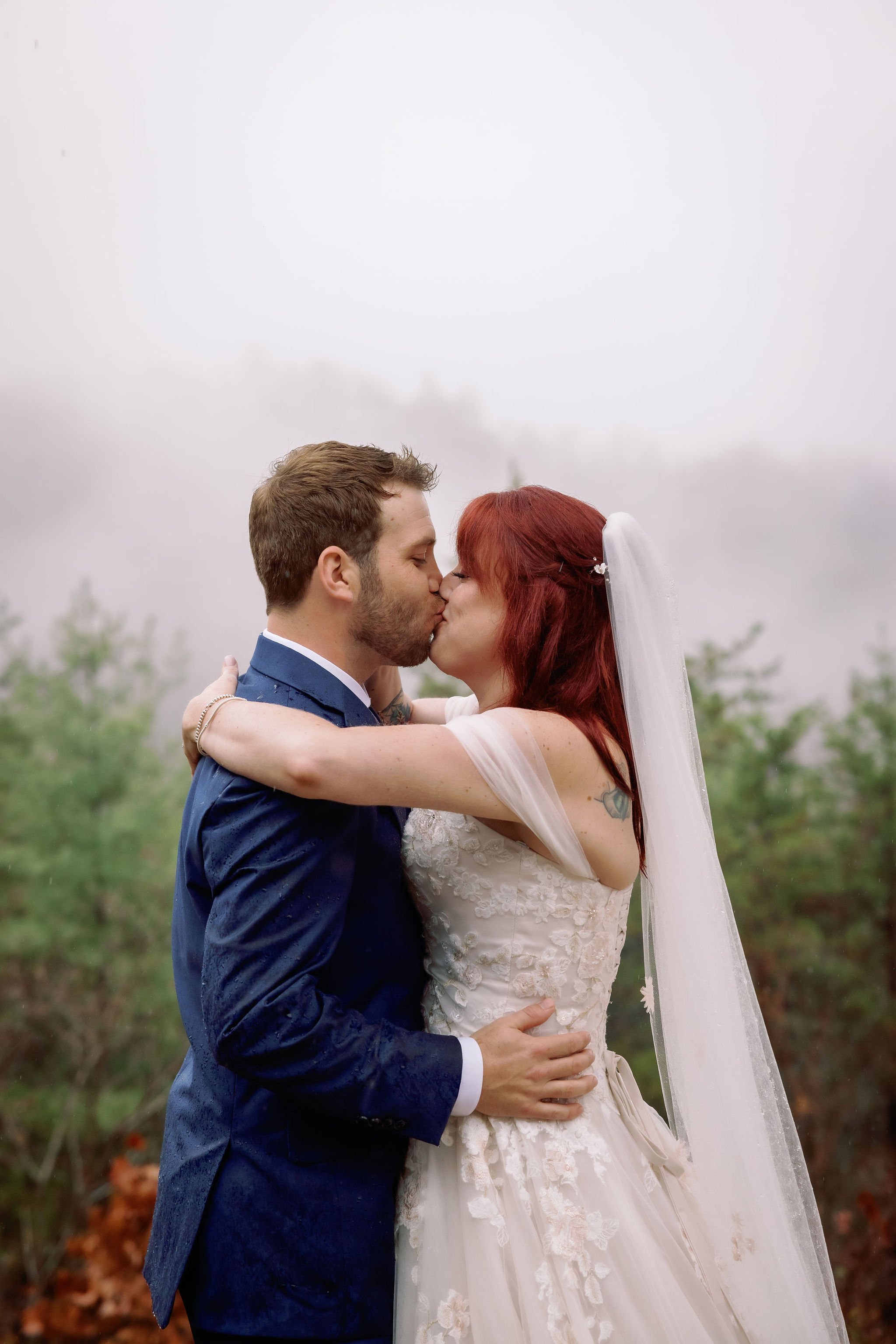 Gatlinburg-wedding-photographers-rainy-wedding-photos-kiss