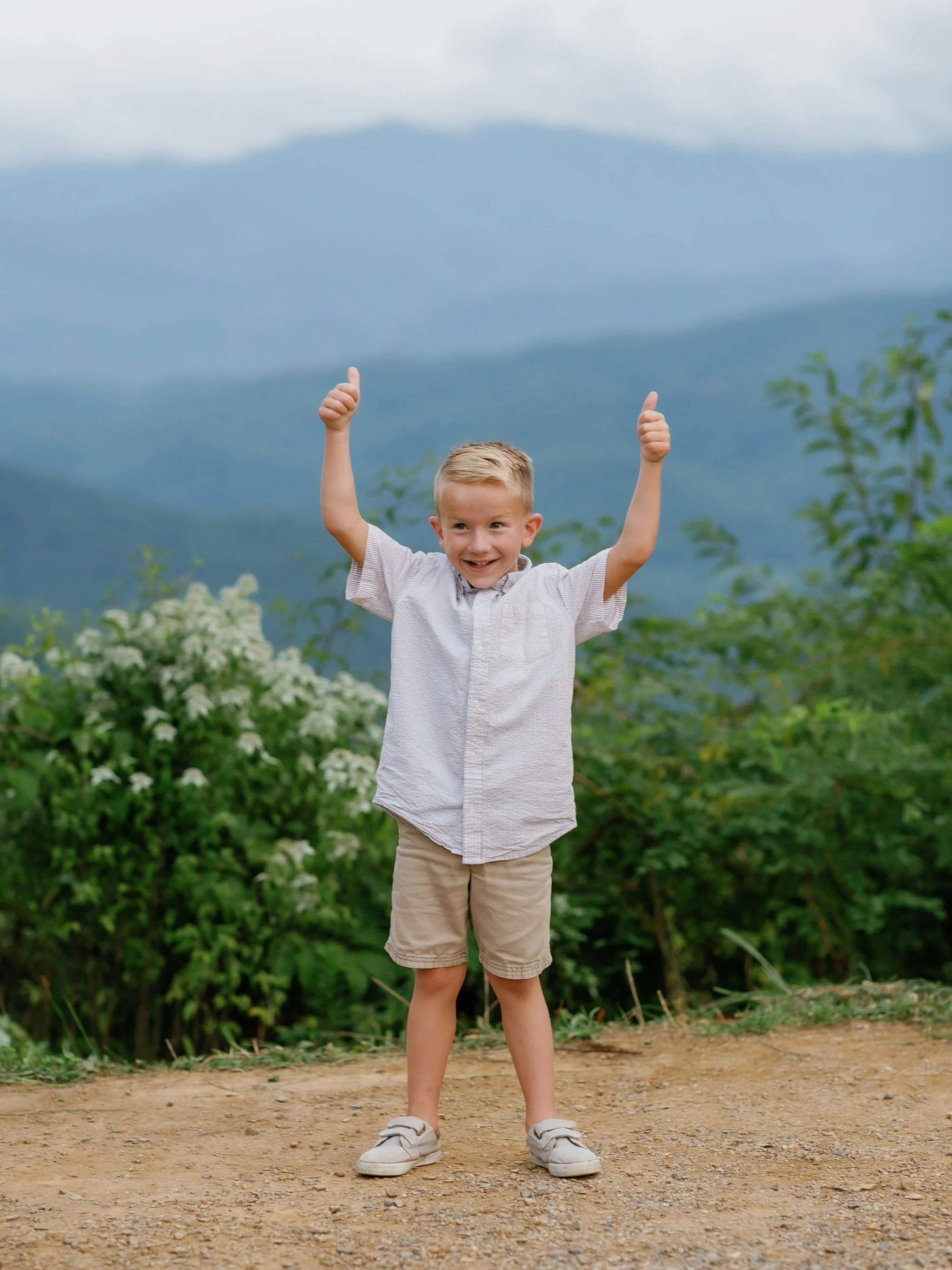photographers-in-gatlinburg-summer-family-photo-outfits-ideas