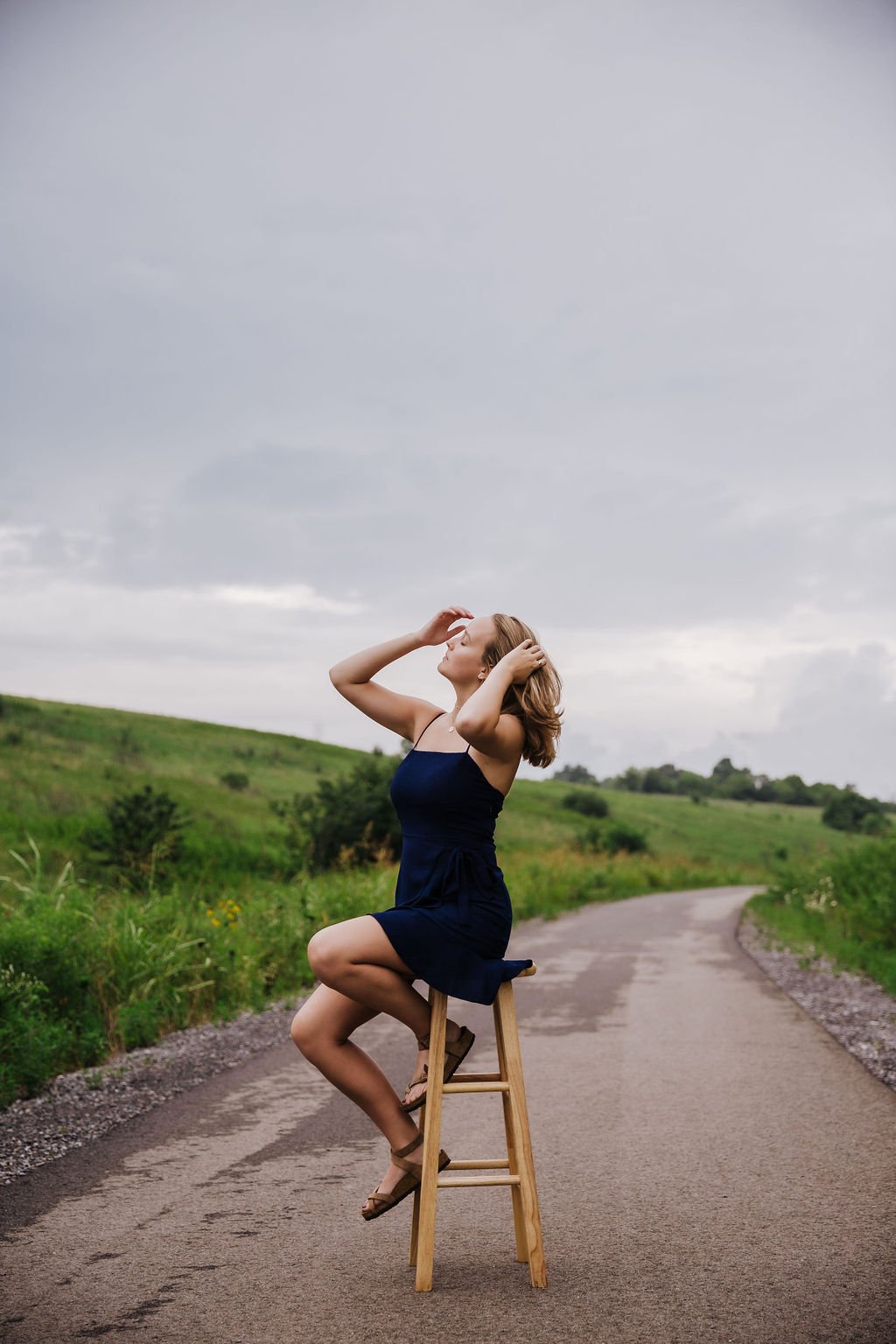 photographers-in-gatlinburg-tn-gatlinburg-photographers-favorite-senior-picture-poses-girl-on-stool