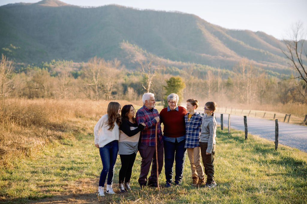 photographers-in-gatlinburg-tn-fall-family-picture-outfits-family-hugging