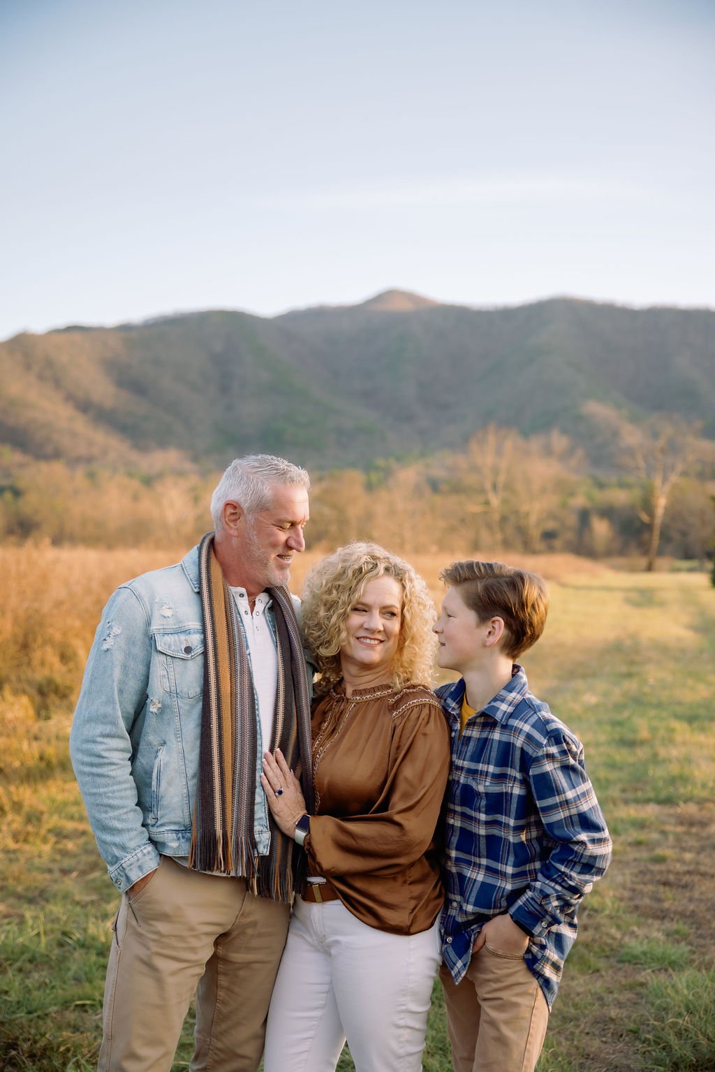 photographers-in-gatlinburg-tn-fall-family-picture-outfits-family-huggin