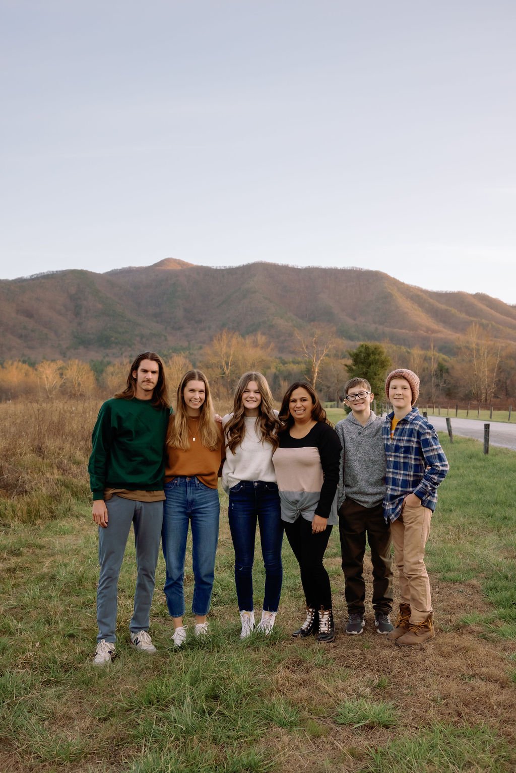 photographers-in-gatlinburg-tn-fall-family-picture-outfits-neutral-family-photos