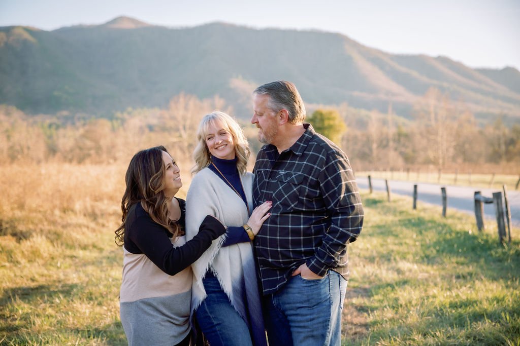 photographers-in-gatlinburg-tn-fall-family-picture-outfits-family-hugging