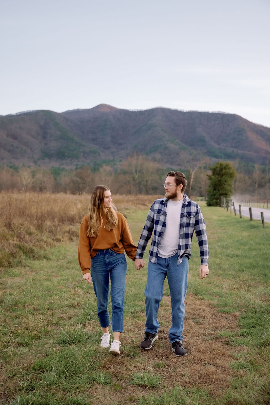 photographers-in-gatlinburg-tn-fall-family-picture-outfits-couple-walking-together