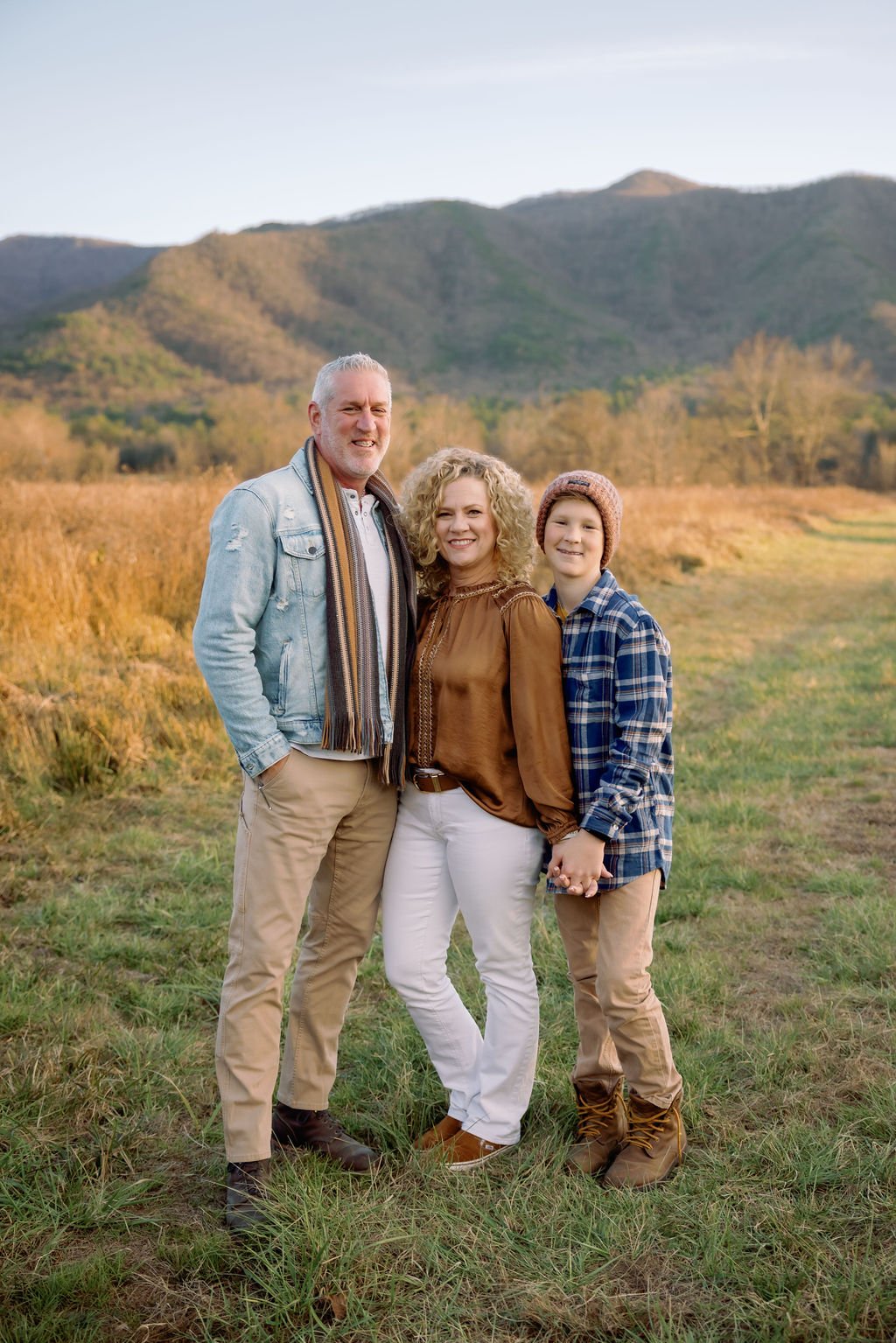 photographers-in-gatlinburg-tn-fall-family-picture-outfits-couple-hugging
