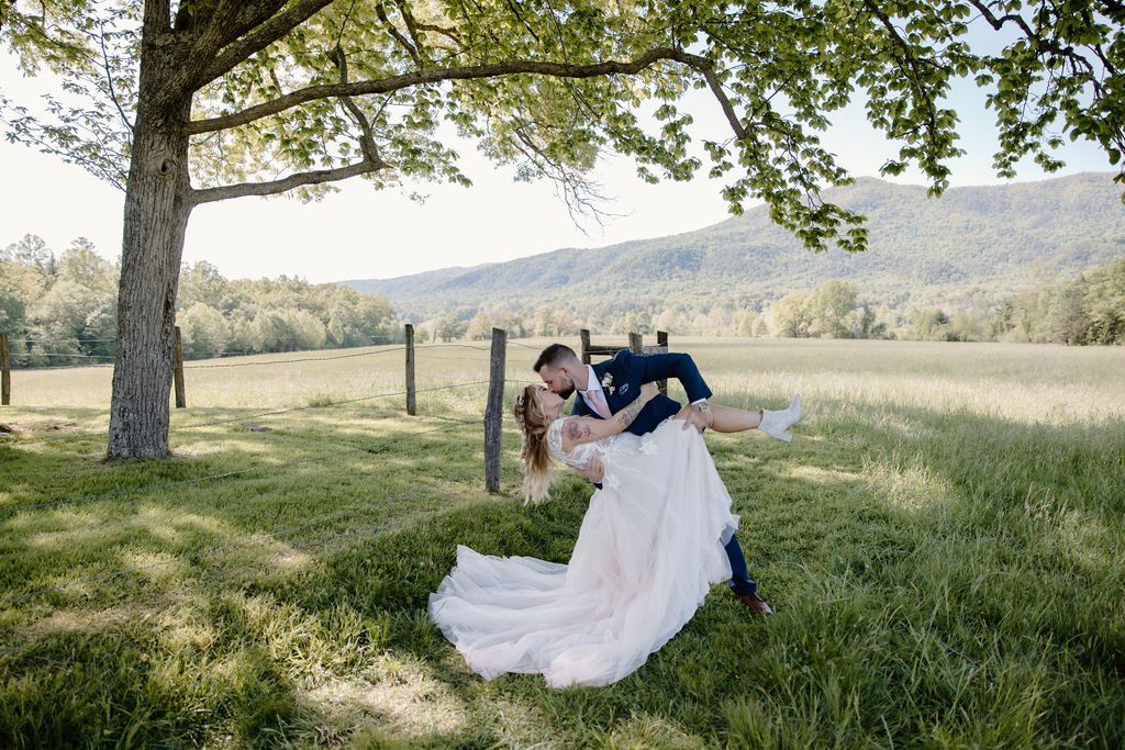gatlinburg-wedding-day-tips-photographers-in-gatlinburg-tn-kiss
