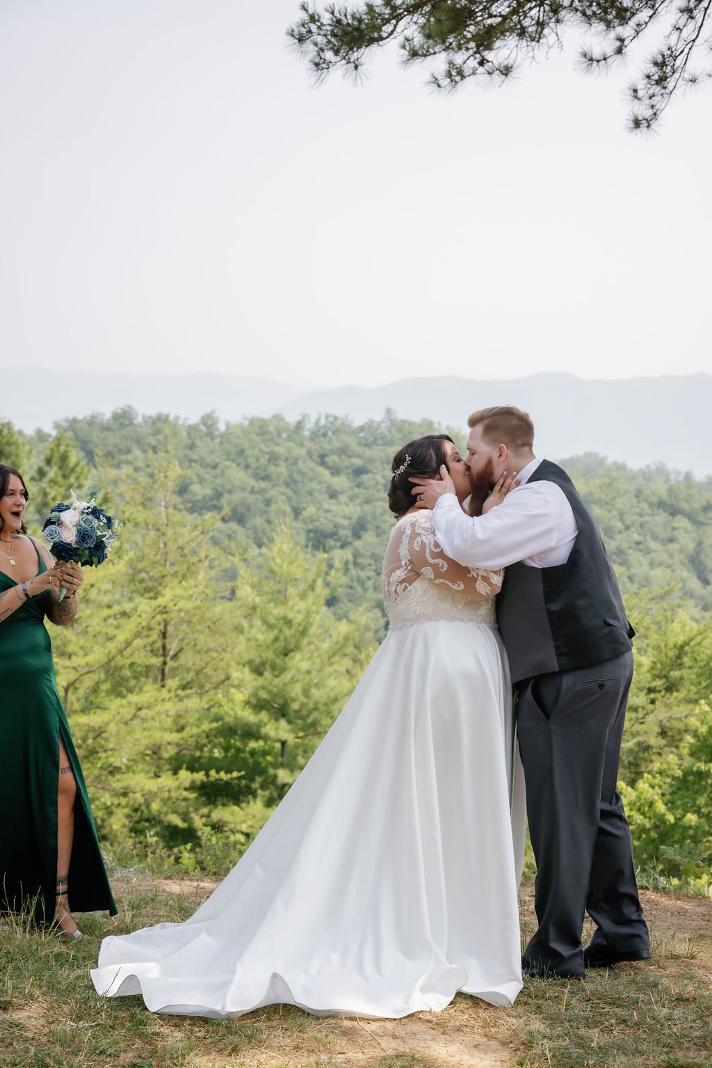 Gatlinburg-Wedding-Ceremony-Tips-first-kiss