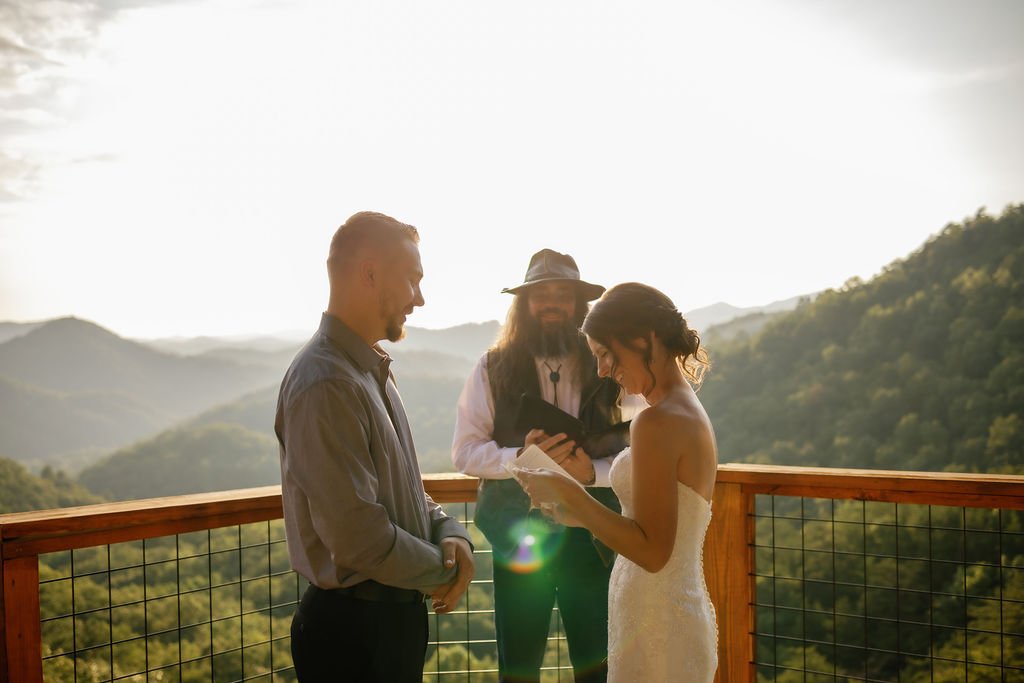 gatlinburg-photographer-gatlinburg-wedding-airbnb-bride-reading-vows