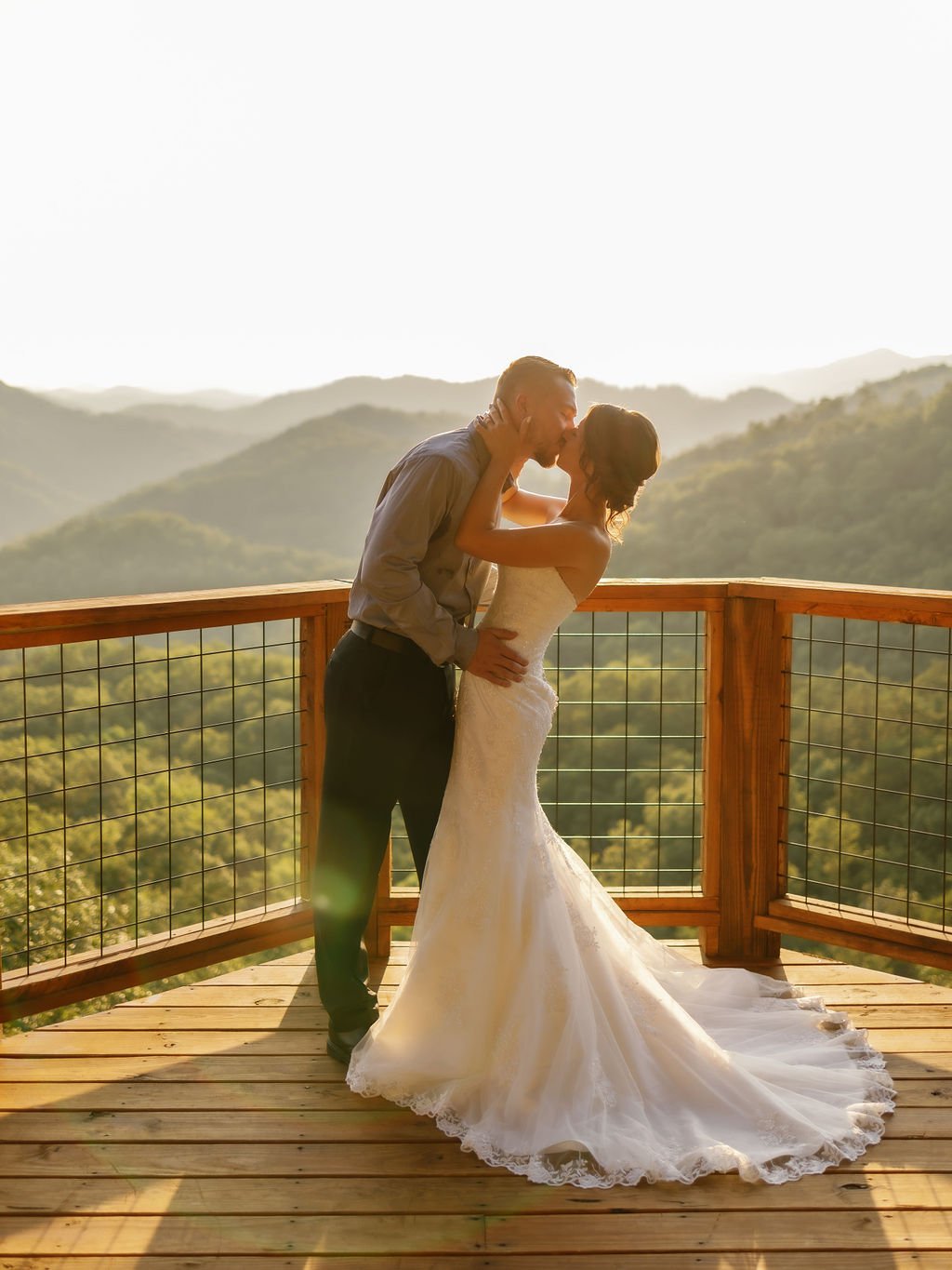 gatlinburg-photographer-gatlinburg-wedding-airbnb-bride-groom-kissing