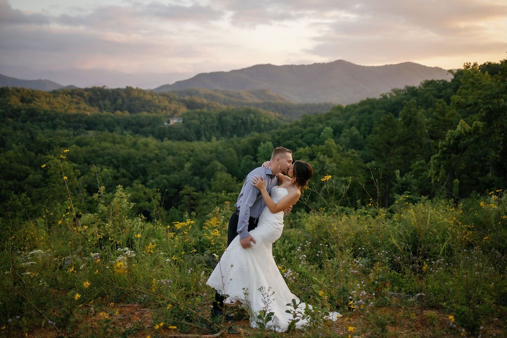 gatlinburg-photographer-gatlinburg-wedding-airbnb-couple-dip-kiss