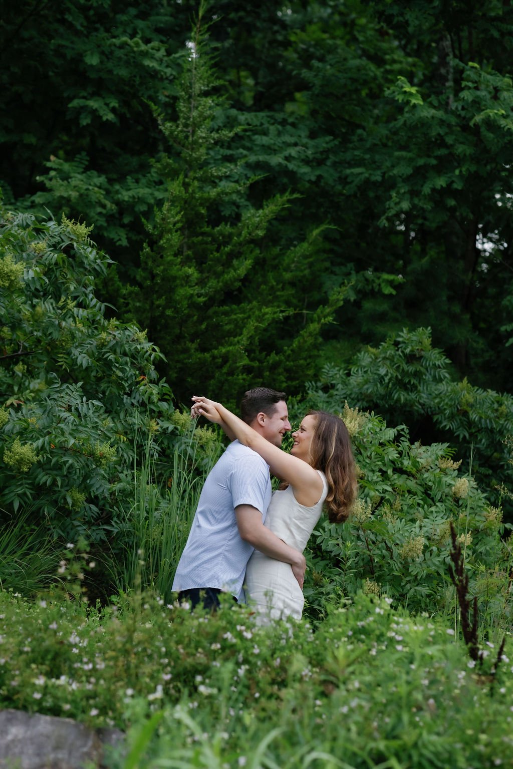 gatlinburg-photographer-smoky-mountain-engagement-photos-couple-kissing-in-forest