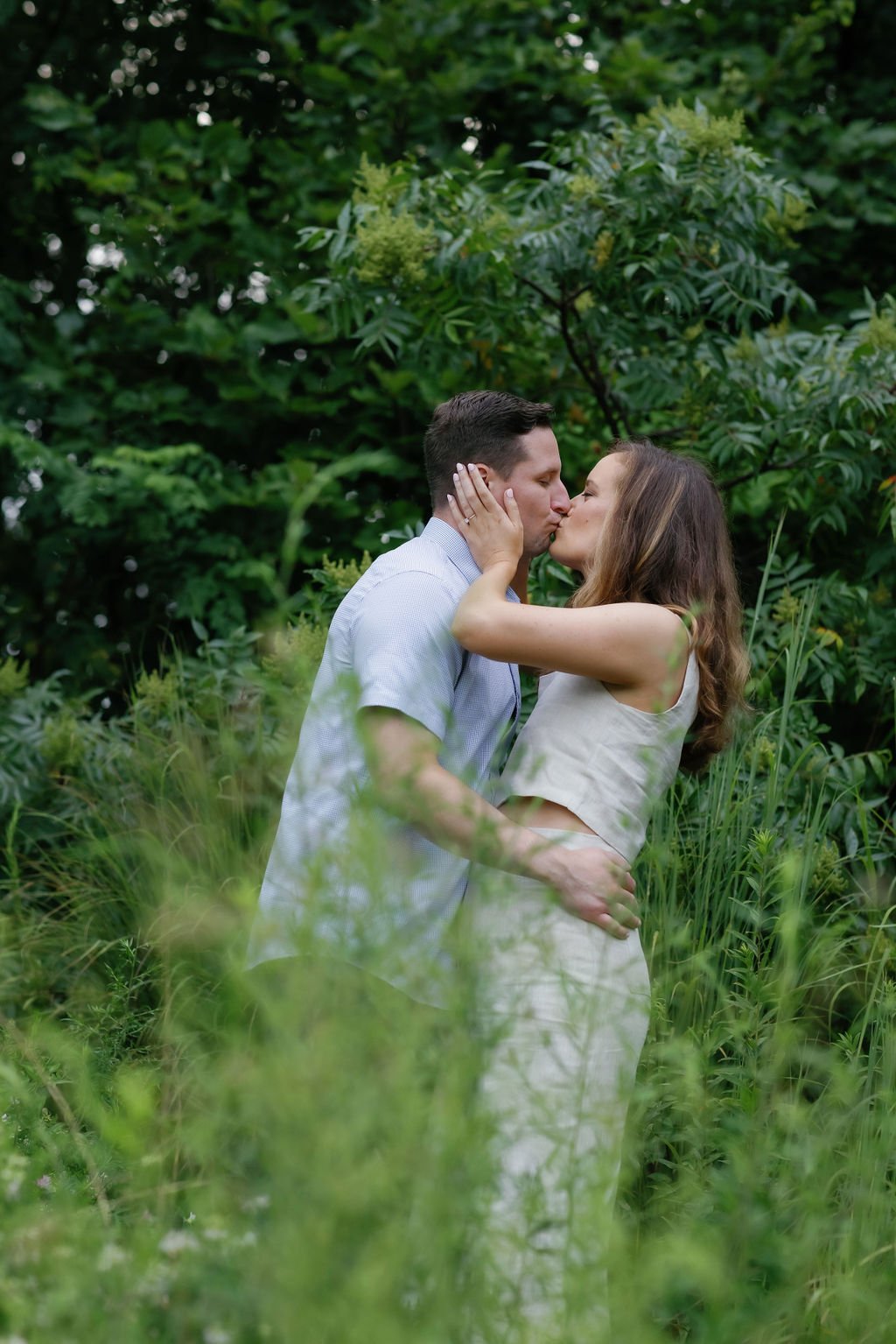 gatlinburg-photographer-smoky-mountain-engagement-photos-woman-kissing-man