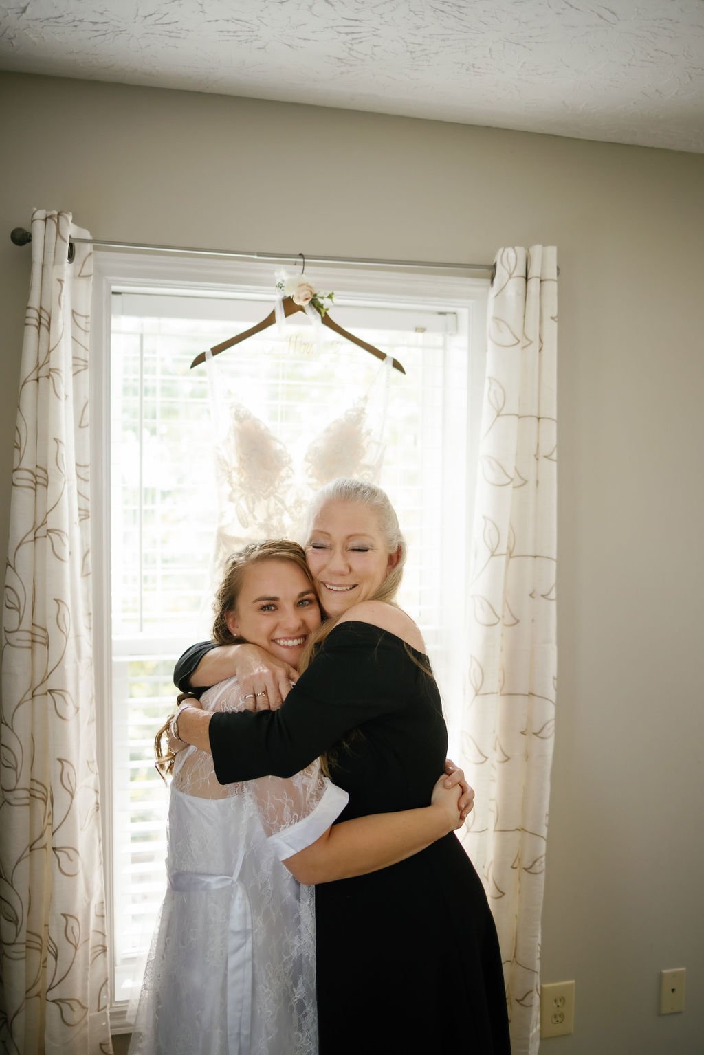 gatlinburg-photographers-airbnb-elopement-with-gatlinburg-photographers-bride-hugging-mother