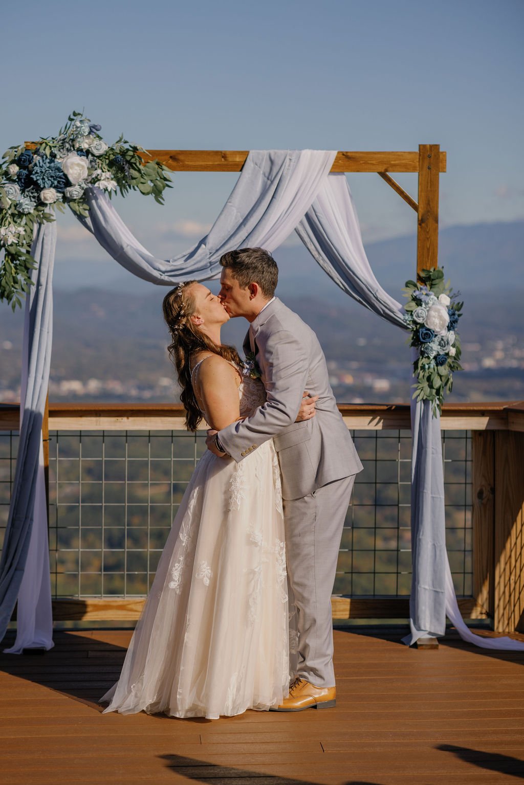 gatlinburg-photographers-airbnb-elopement-with-gatlinburg-photographers-bride-groom-kissing