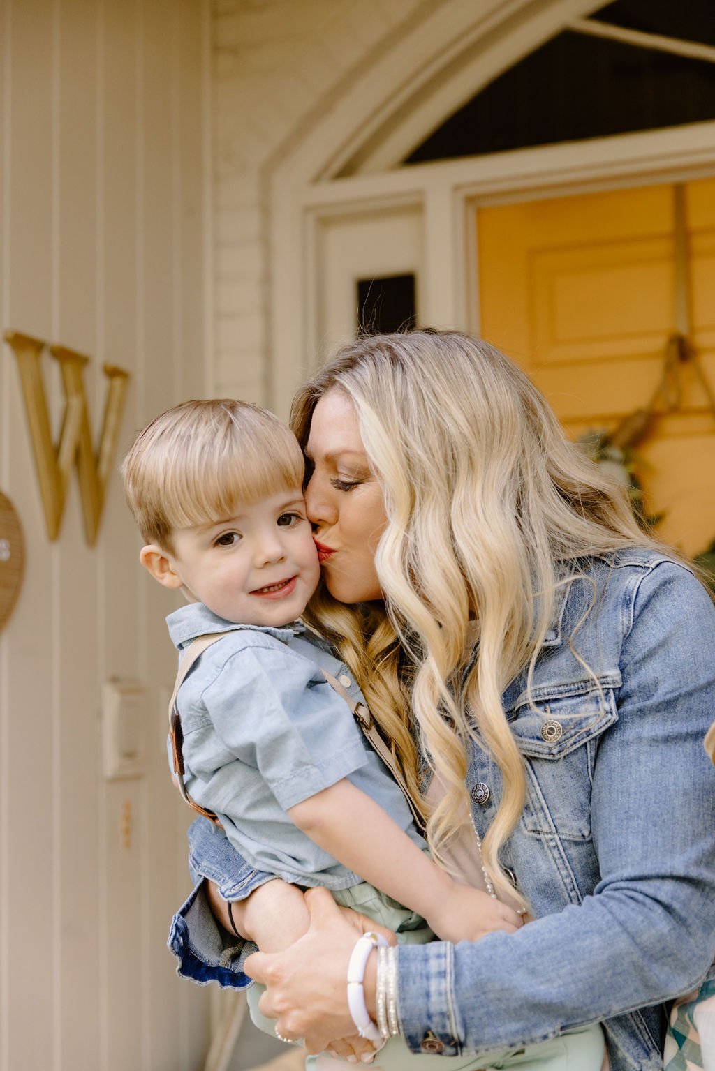 photographers-in-gatlinburg-tn-in-home-photos-in-maryville-tn-family-mother-kisses-son