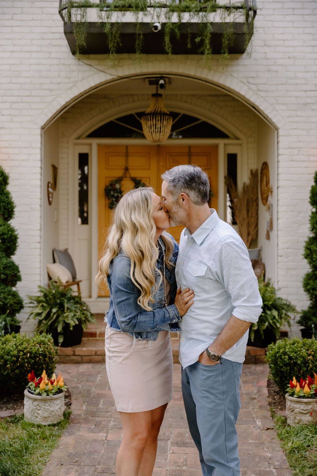 photographers-in-gatlinburg-tn-in-home-photos-in-maryville-tn-family-couple-kissing