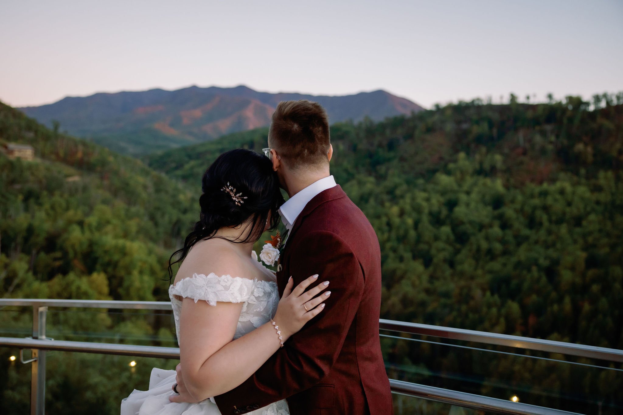 gatlinburg-photographers-anakeesta-wedding-in-gatlinburg-couple-overlooking-mountains