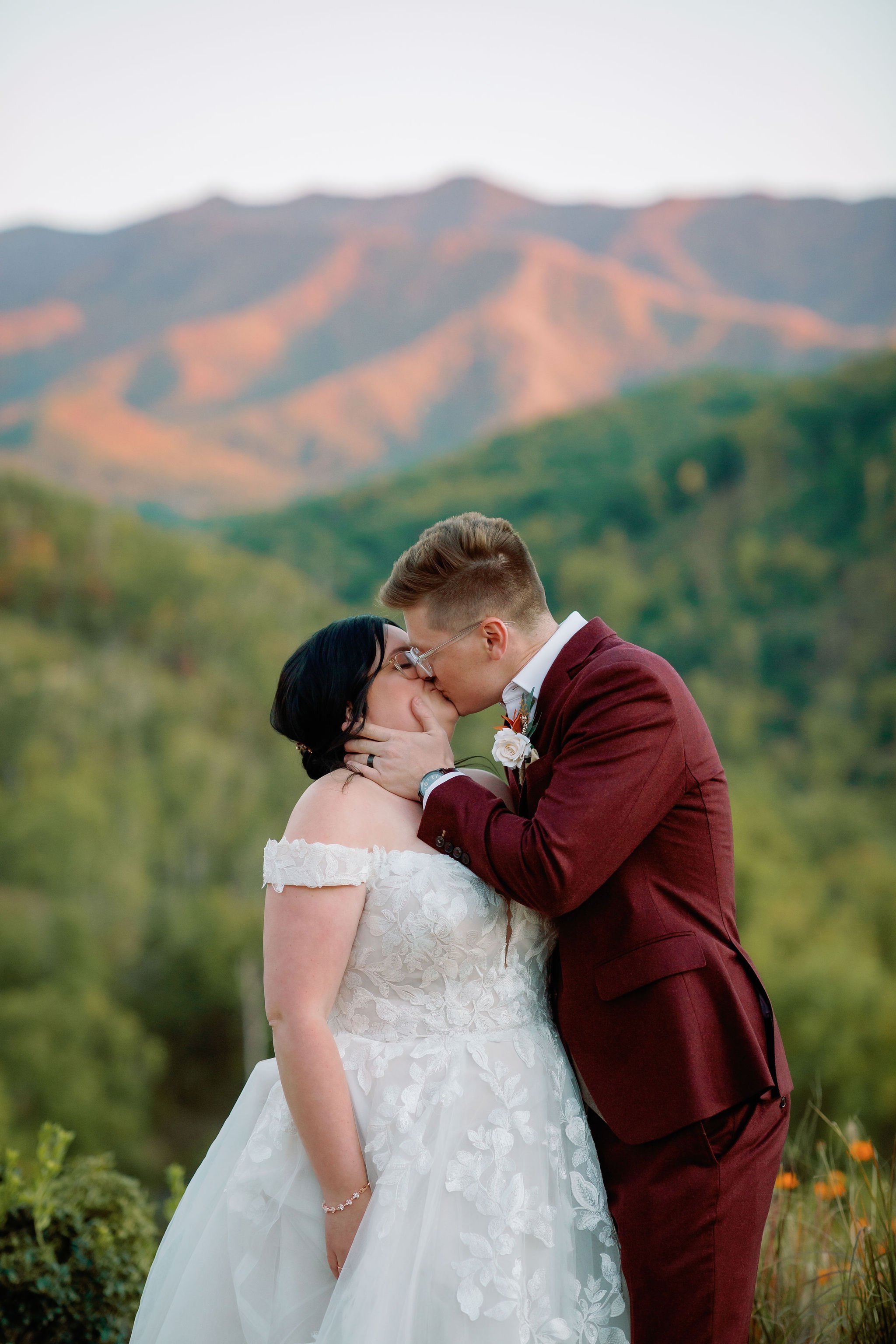gatlinburg-photographers-anakeesta-wedding-in-gatlinburg-couple-kissing