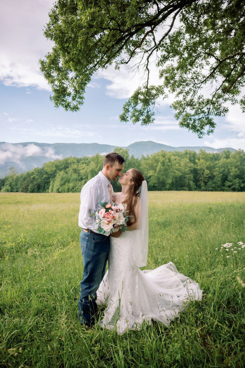 gatlinburg-photographer-what-happens-if-it-rains-on-your-gatlinburg-wedding-couple-kissing