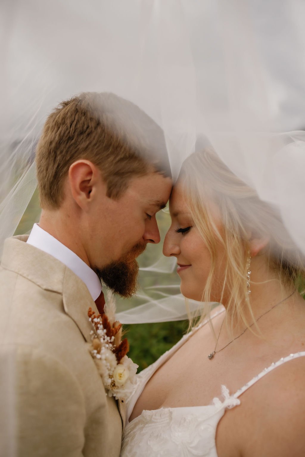 gatlinburg-photographer-how-to-get-more-variety-in-your-gatlinburg-wedding-gallery-bride-groom-veil