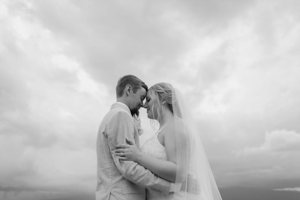 gatlinburg-photographer-how-to-get-more-variety-in-your-gatlinburg-wedding-gallery-bride-groom-kiss