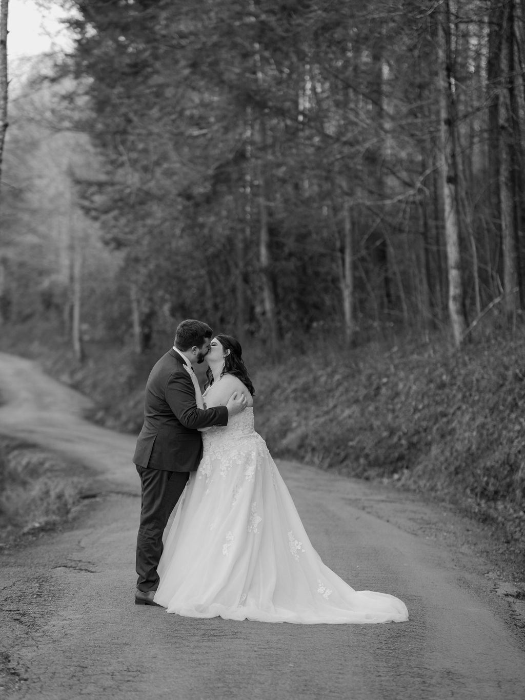 gatlinburg-photographer-gatlinburg-wedding-chapel-couple-kiss