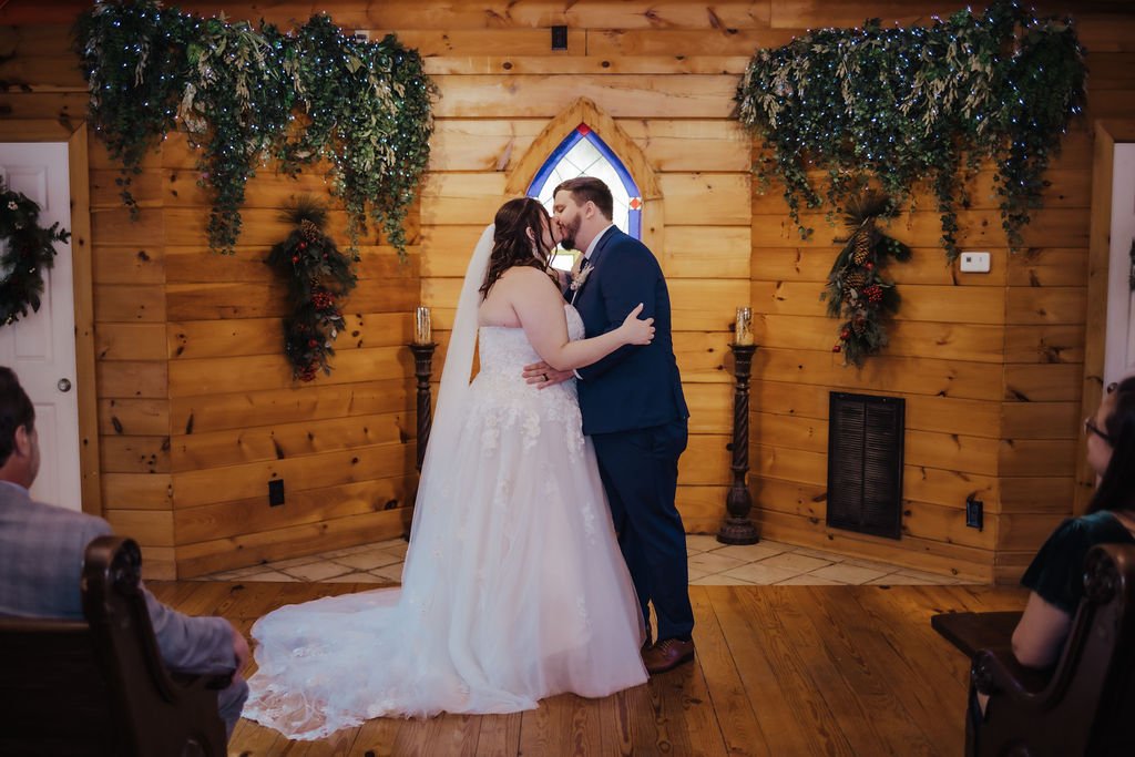 gatlinburg-photographer-gatlinburg-wedding-chapel-couple-kiss-at-ceremony