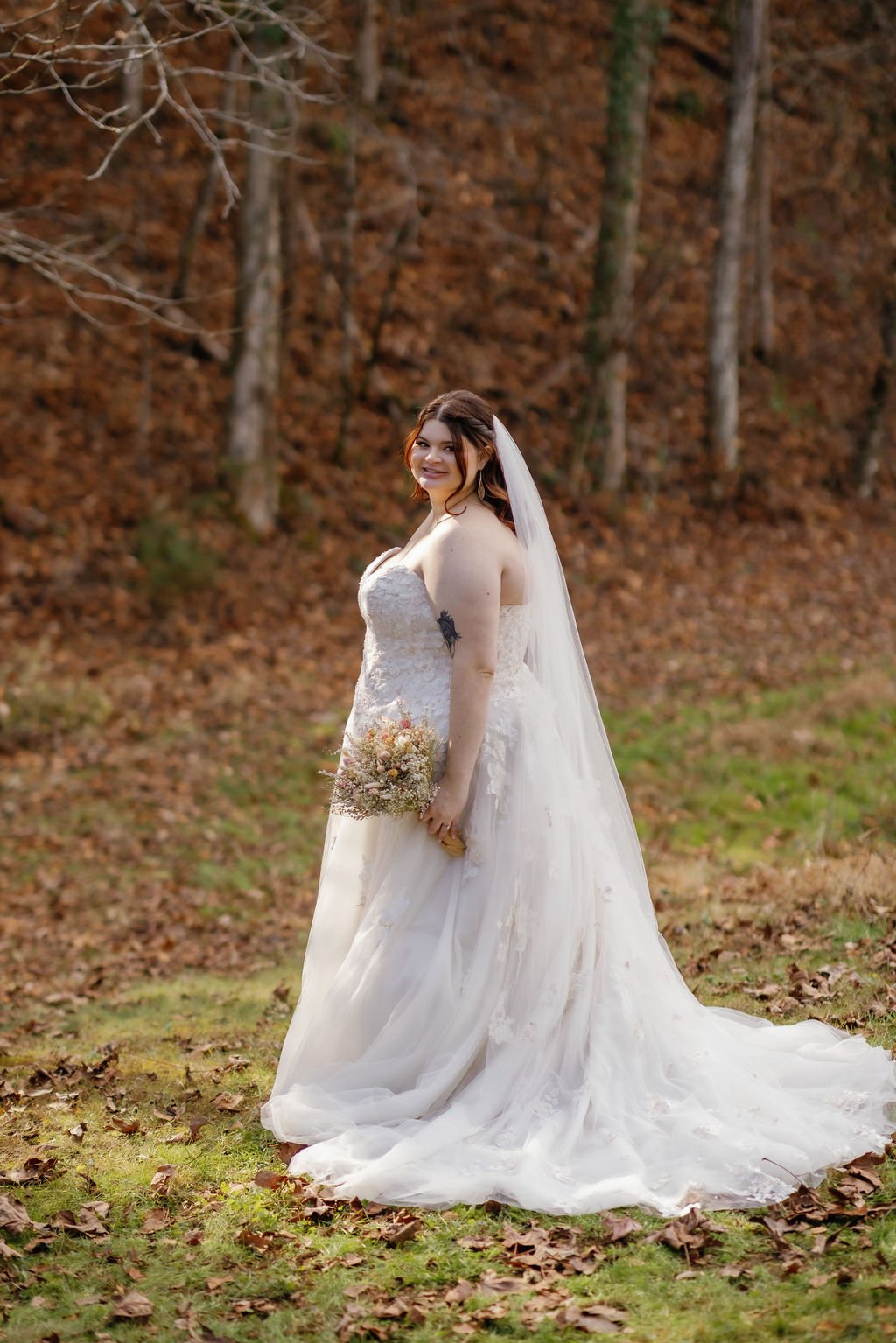 gatlinburg-photographer-gatlinburg-wedding-chapel-bride-looking-over-shoulder