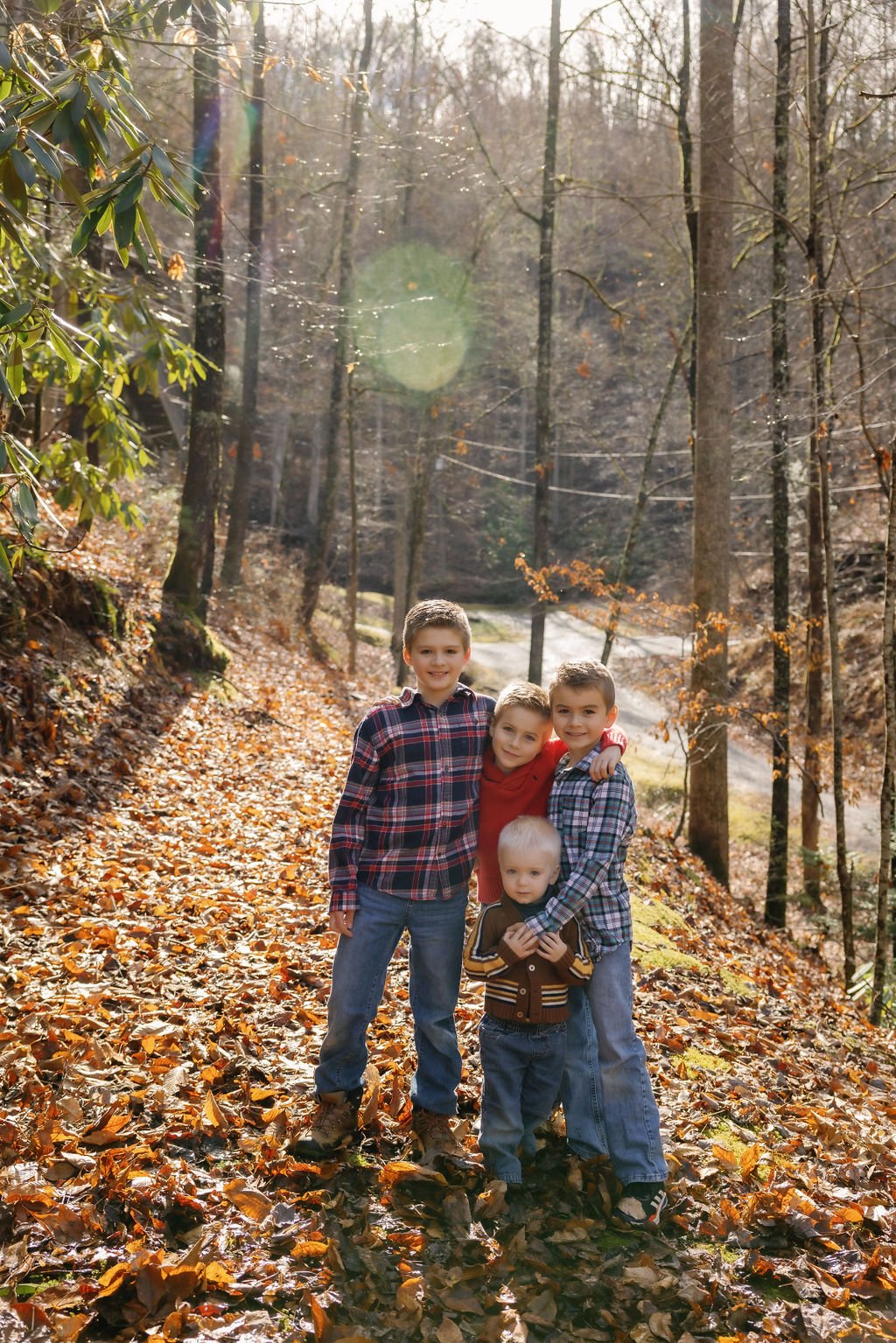 gatlinburg-photographer-gatlinburg-photographers-winter-family-pictures-siblings-hugging