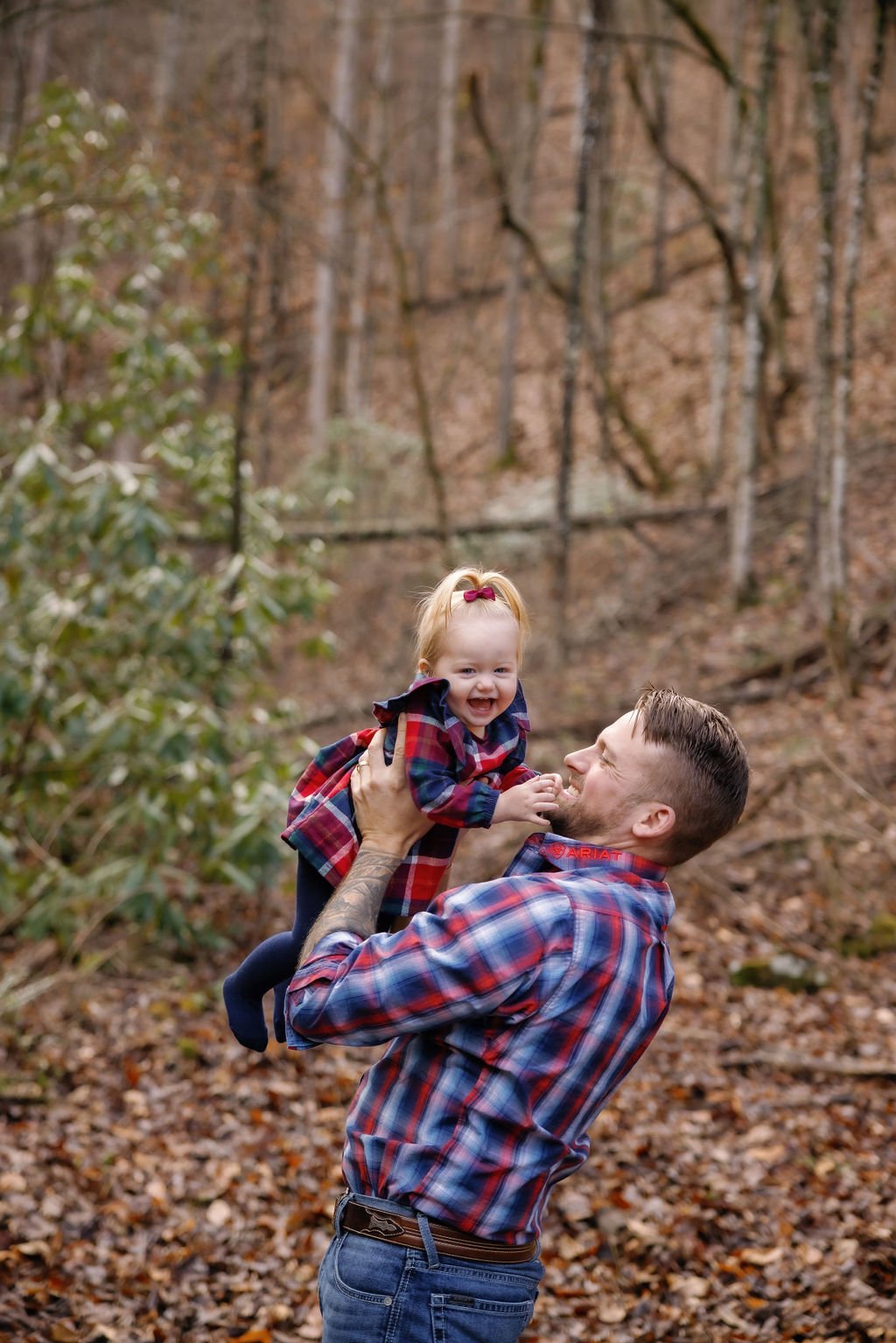 gatlinburg-photographer-gatlinburg-photographers-winter-family-pictures-father-lifting-baby