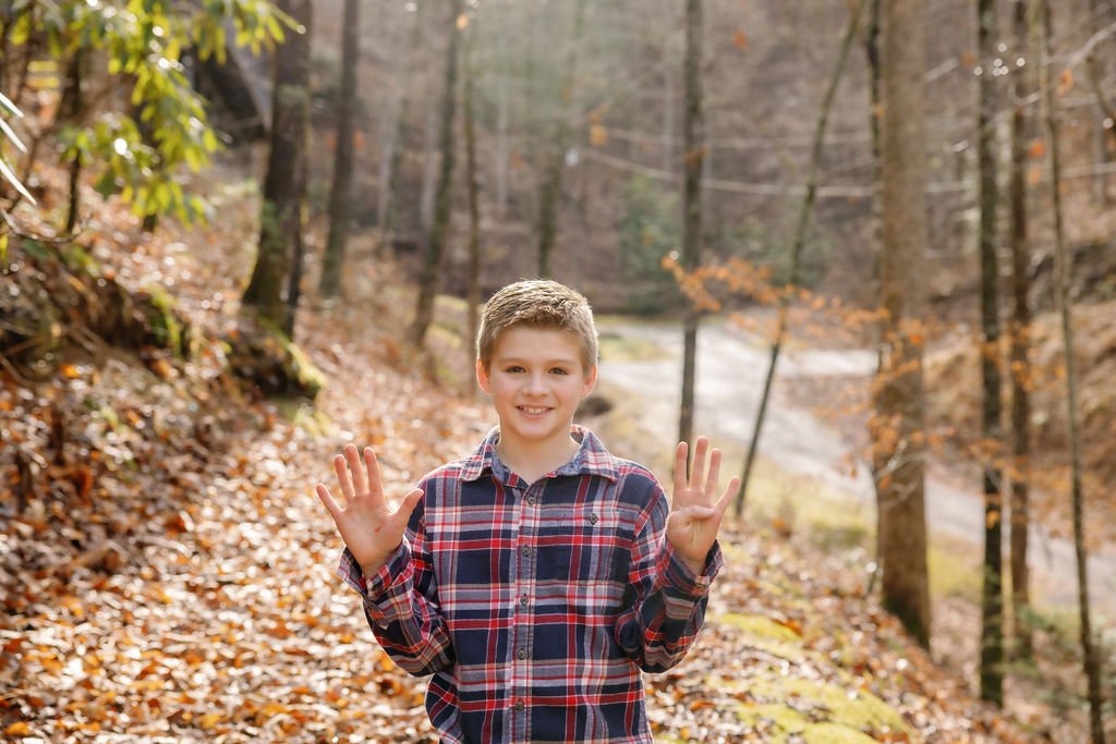 gatlinburg-photographer-gatlinburg-photographers-winter-family-pictures-child-holding-up-fingers