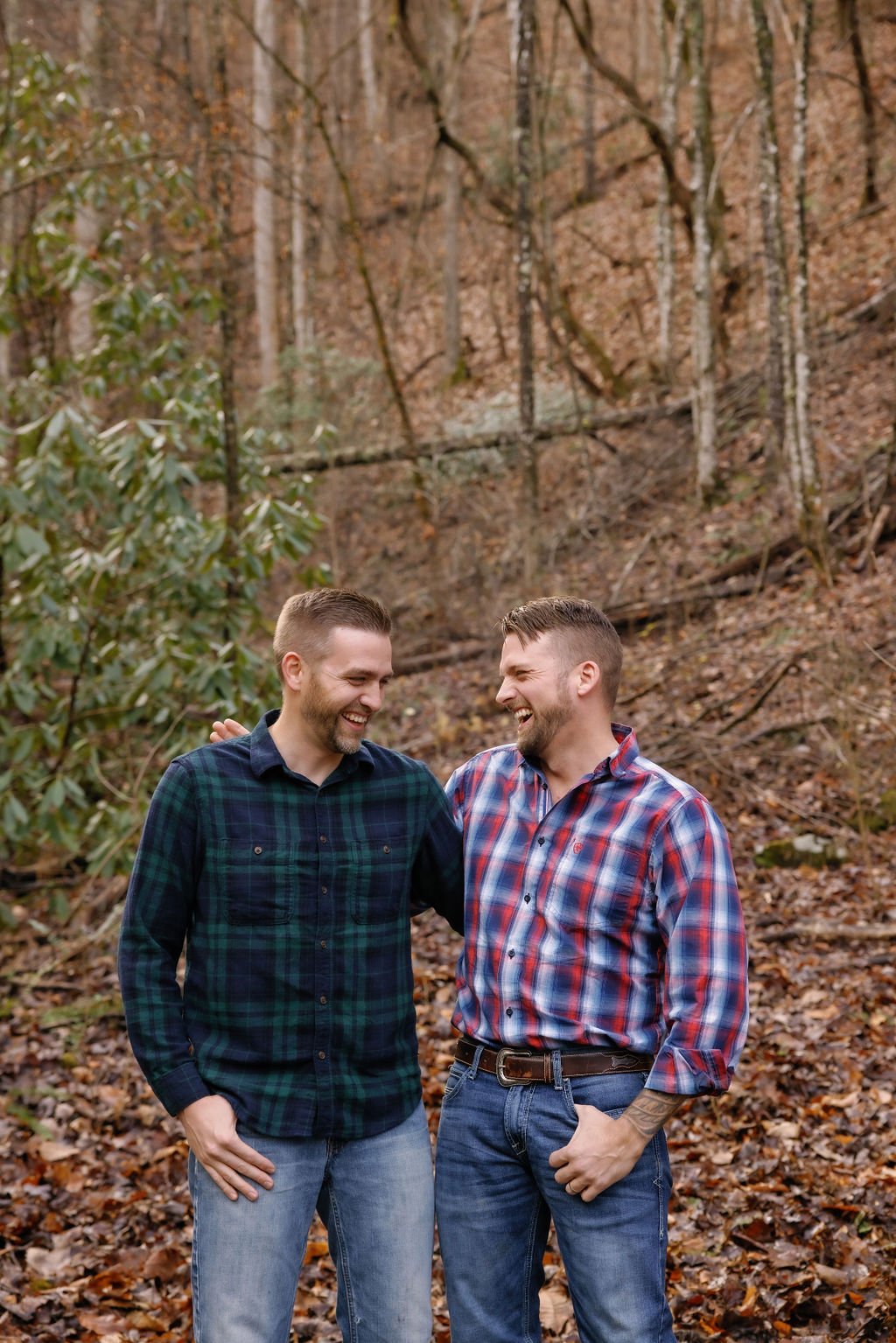gatlinburg-photographer-gatlinburg-photographers-winter-family-pictures-brothers-laughing-together