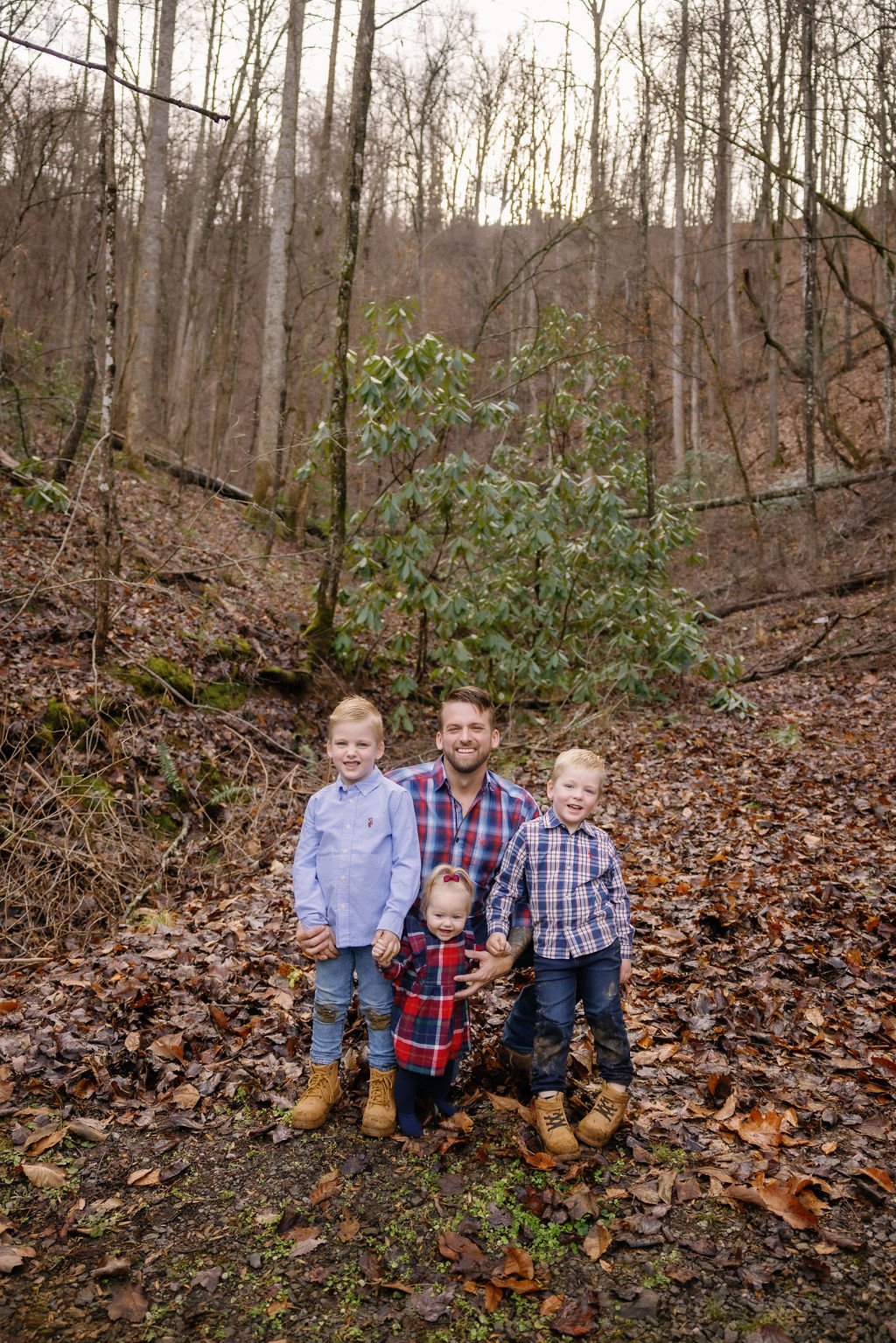 gatlinburg-photographer-gatlinburg-photographers-winter-family-pictures-father-smiling-with-children
