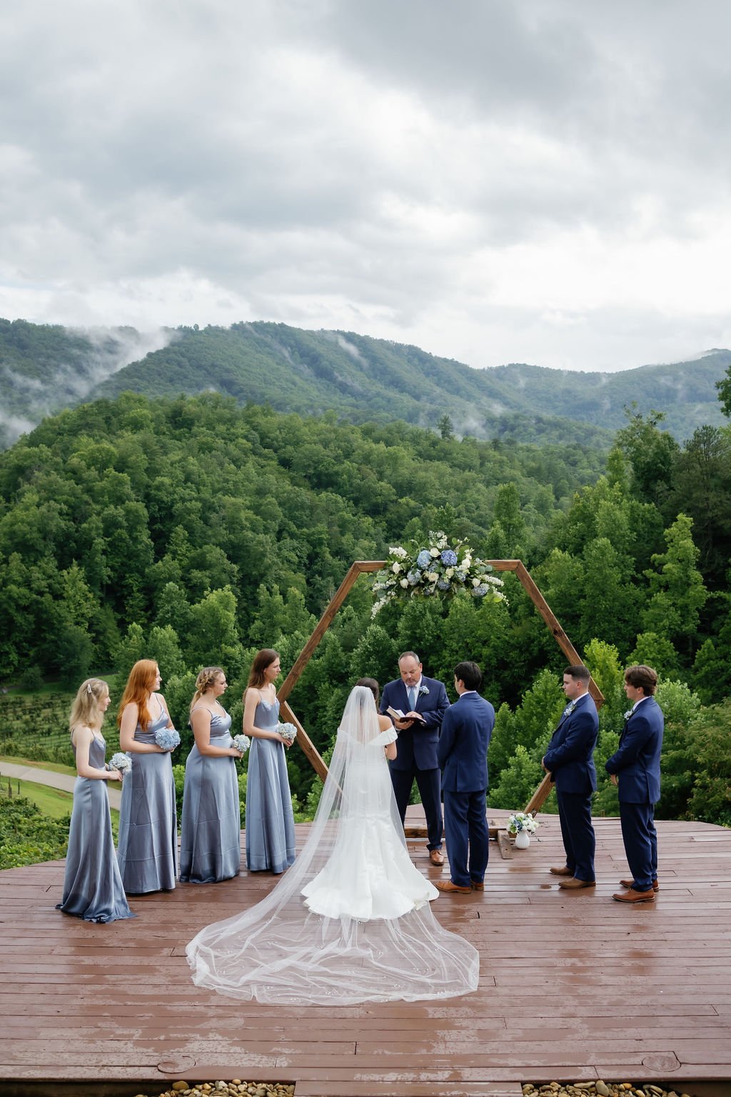 gatlinburg-photographer-mountain-mist-farms-wedding-venue-wedding-ceremony