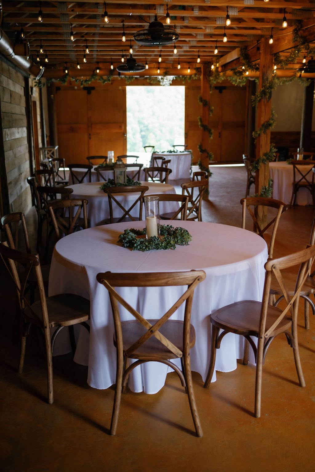 gatlinburg-photographer-mountain-mist-farms-wedding-venue-weding-table-decor