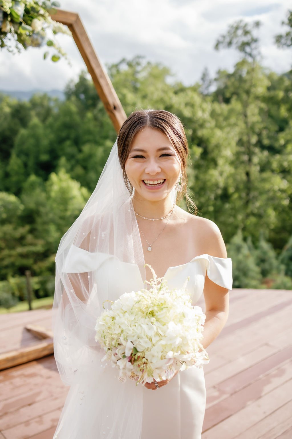 gatlinburg-photographer-mountain-mist-farms-wedding-venue-bride-bridal-bouquet