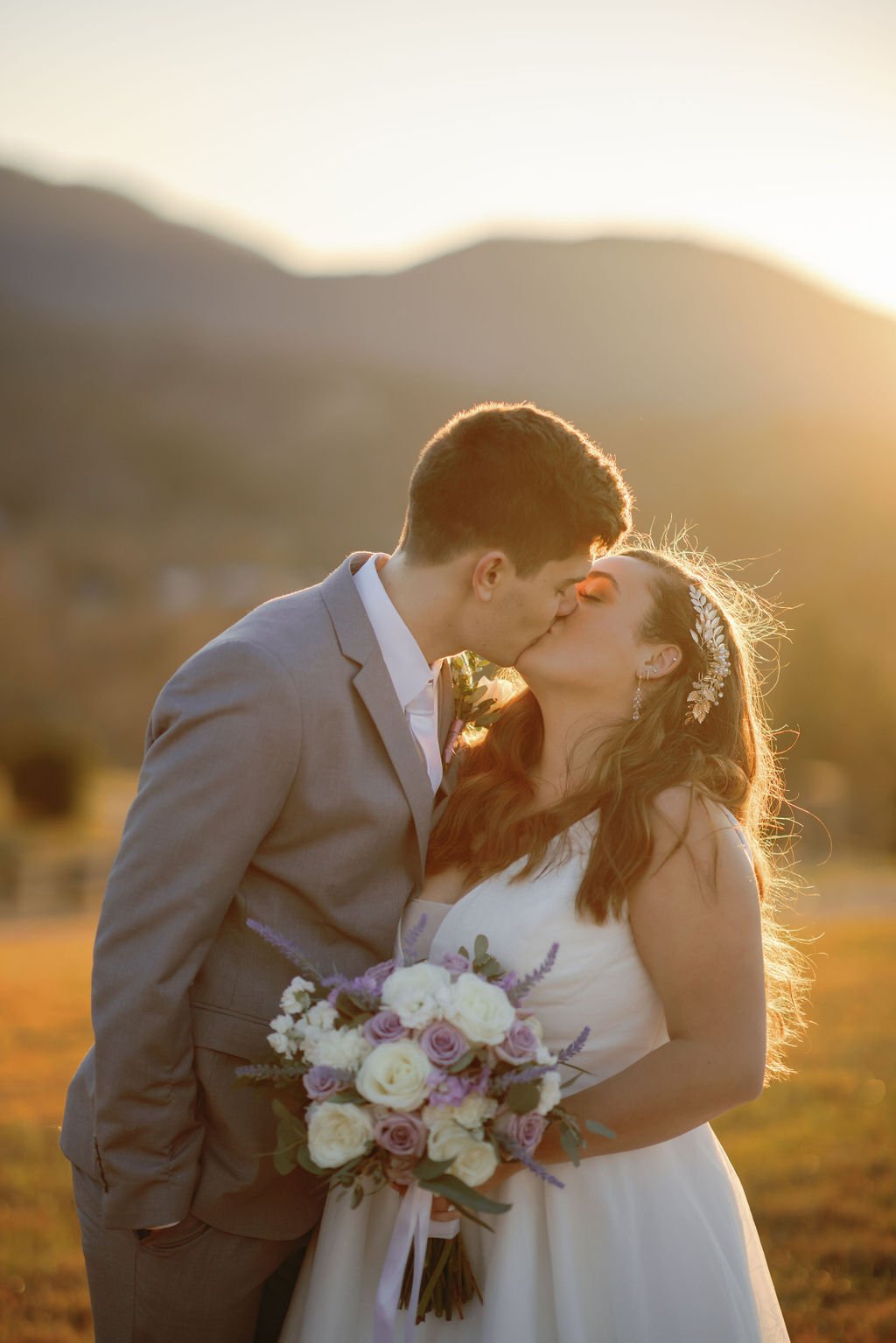 gatlinburg-photographer-harpers-vineyard-townsend-tn-couple-kiss