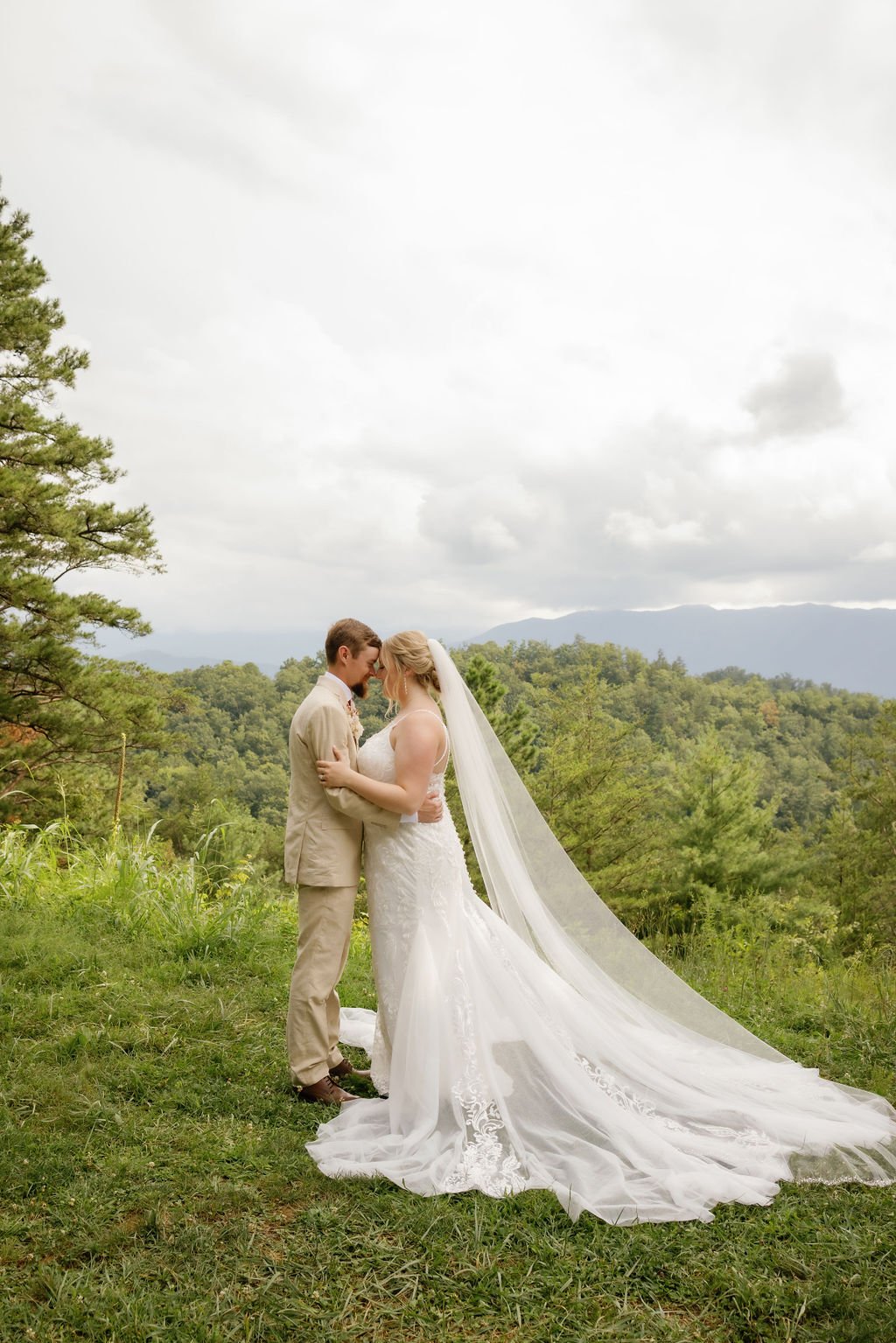 gatlinburg-photographer-foothills-parkway-through-the-year-couple-touching-foreheads