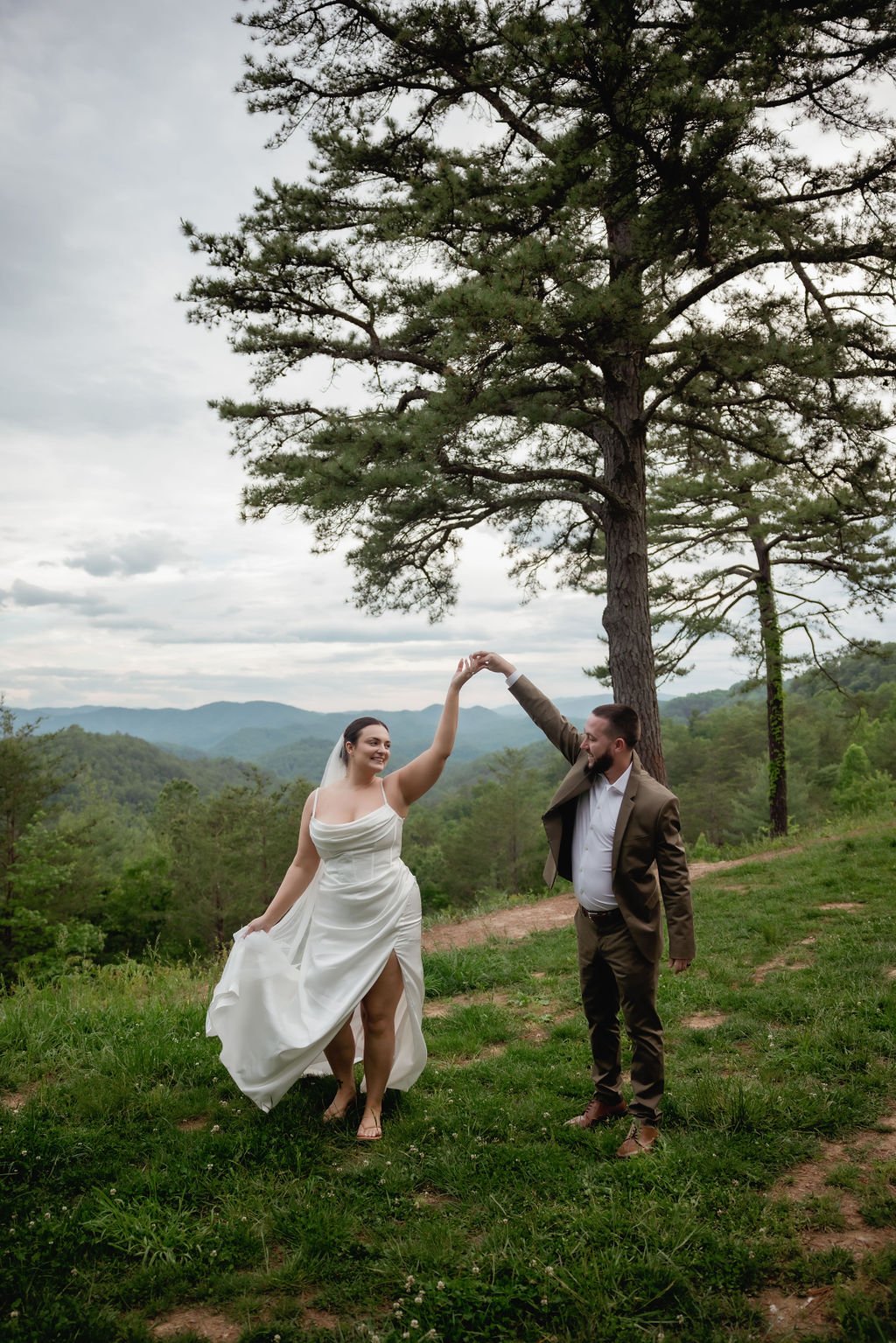 gatlinburg-photographer-foothills-parkway-through-the-year-couple-dancing-during-portraits