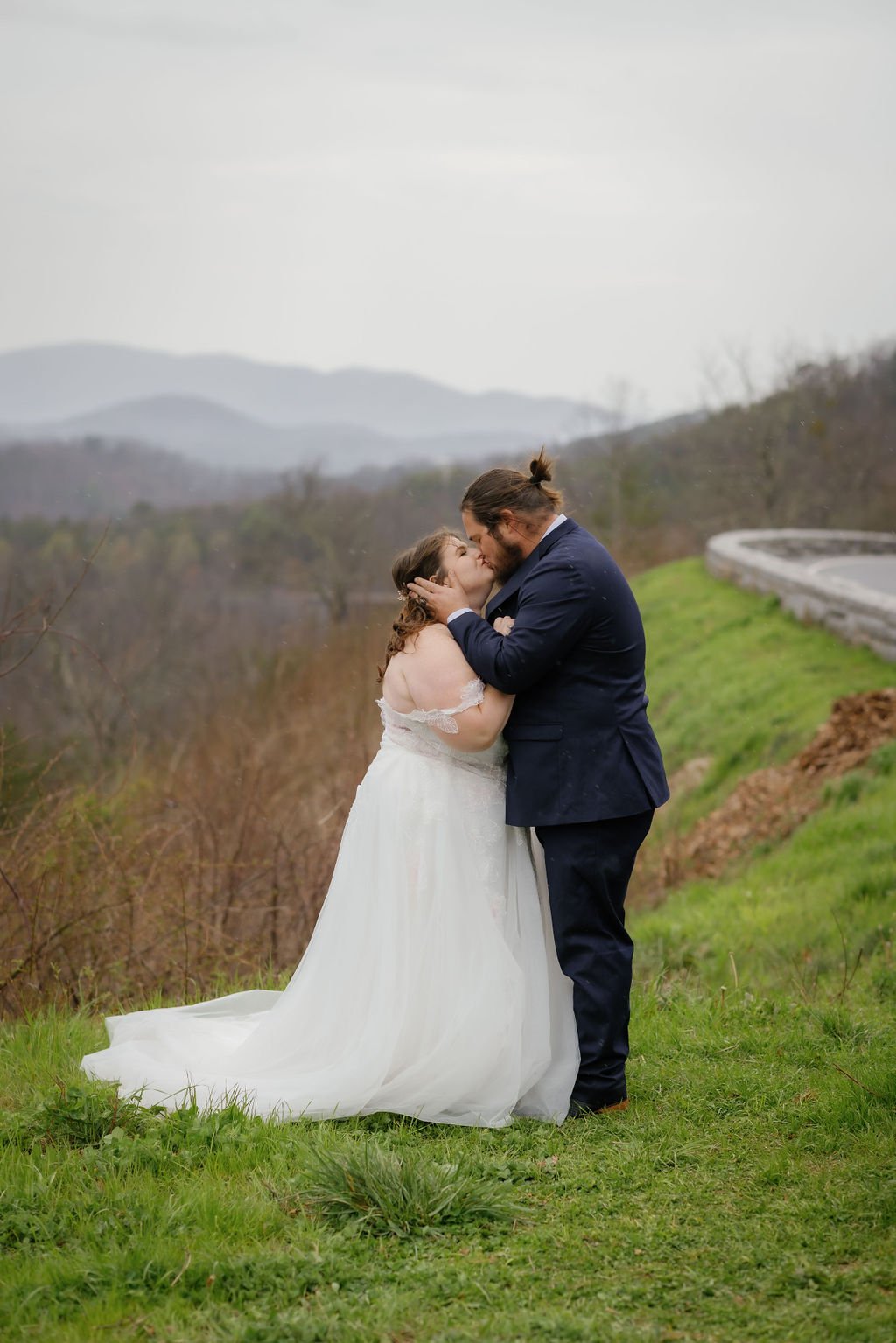 gatlinburg-photographer-5-signs-you-may-want-to-elope-to-gatlinburg-couple-kiss-while-overlooking-view