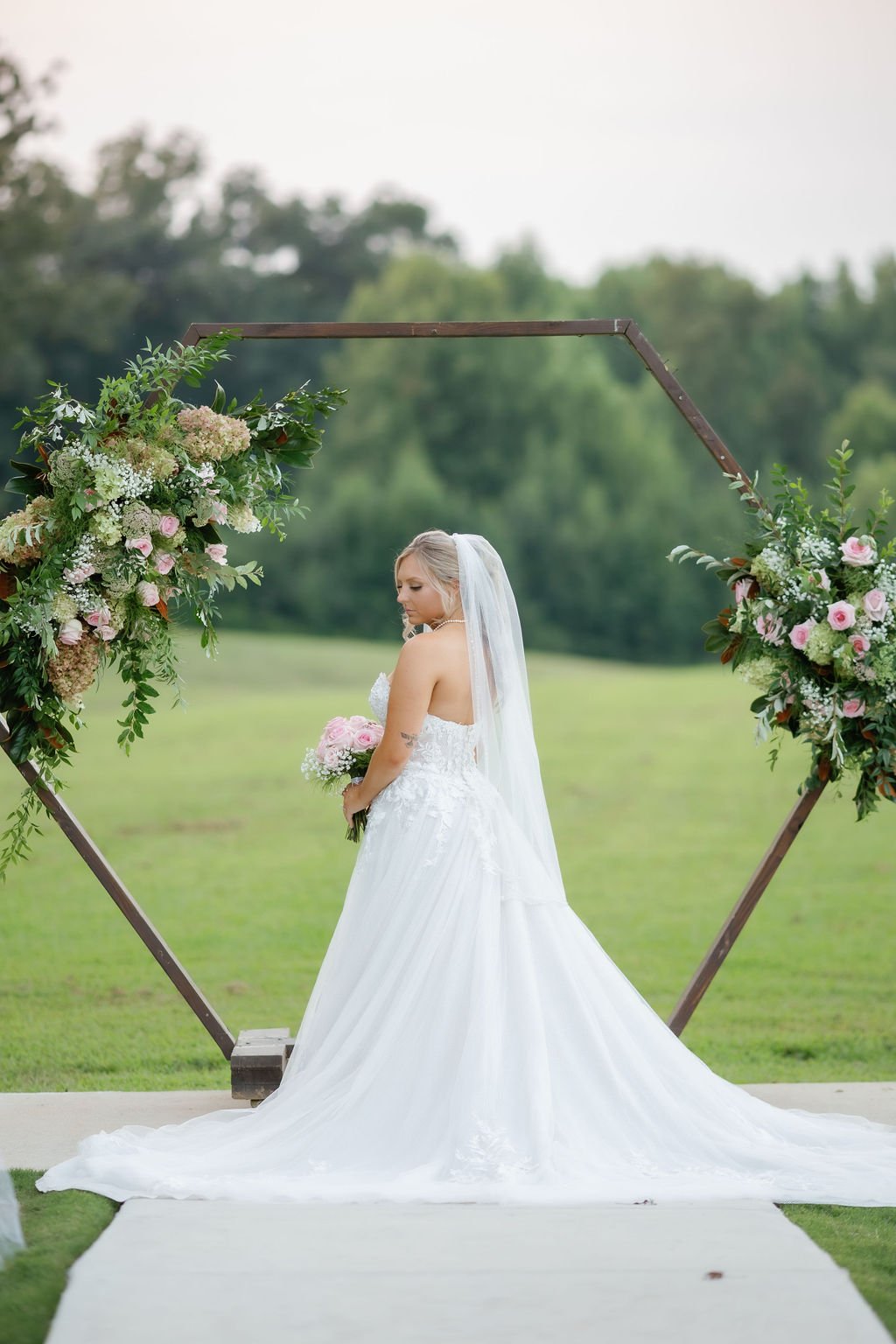 gatlinburg-elopement-photographer-gatlinburg-elopement-checklist-bride-holding-bouquet