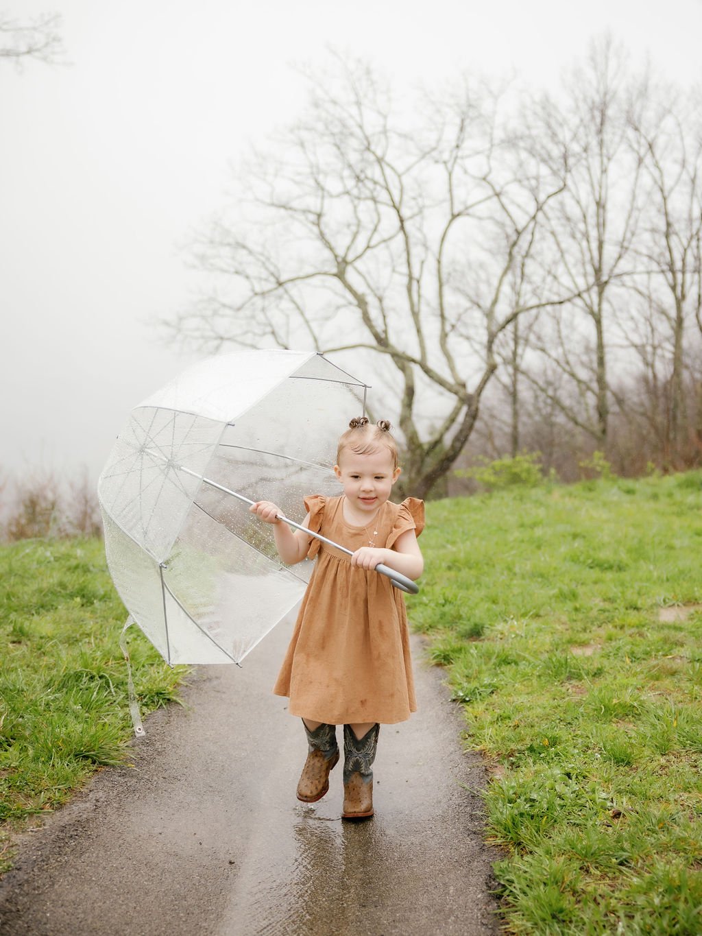 gatlinburg-family-photographer-tips-for-family-photos-with-a-toddler-child-holding-umbrella-playing
