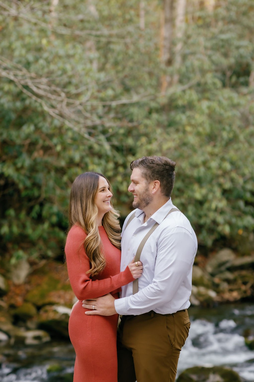 gatlinburg-family-photographer-things-to-do-with-family-in-gatlinburg-couple-embracing