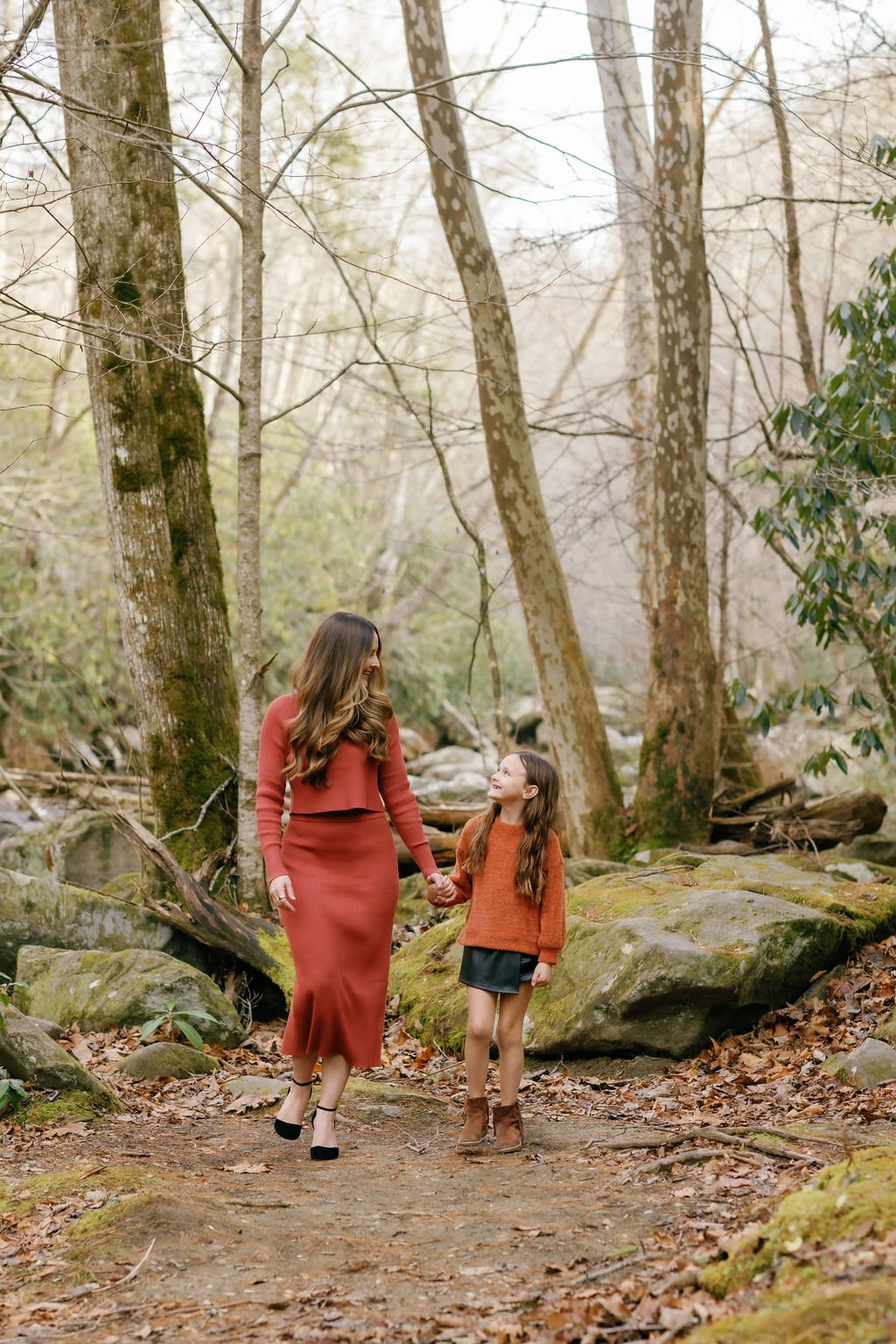 gatlinburg-family-photographer-things-to-do-with-family-in-gatlinburg-mother-walking-with-daughter