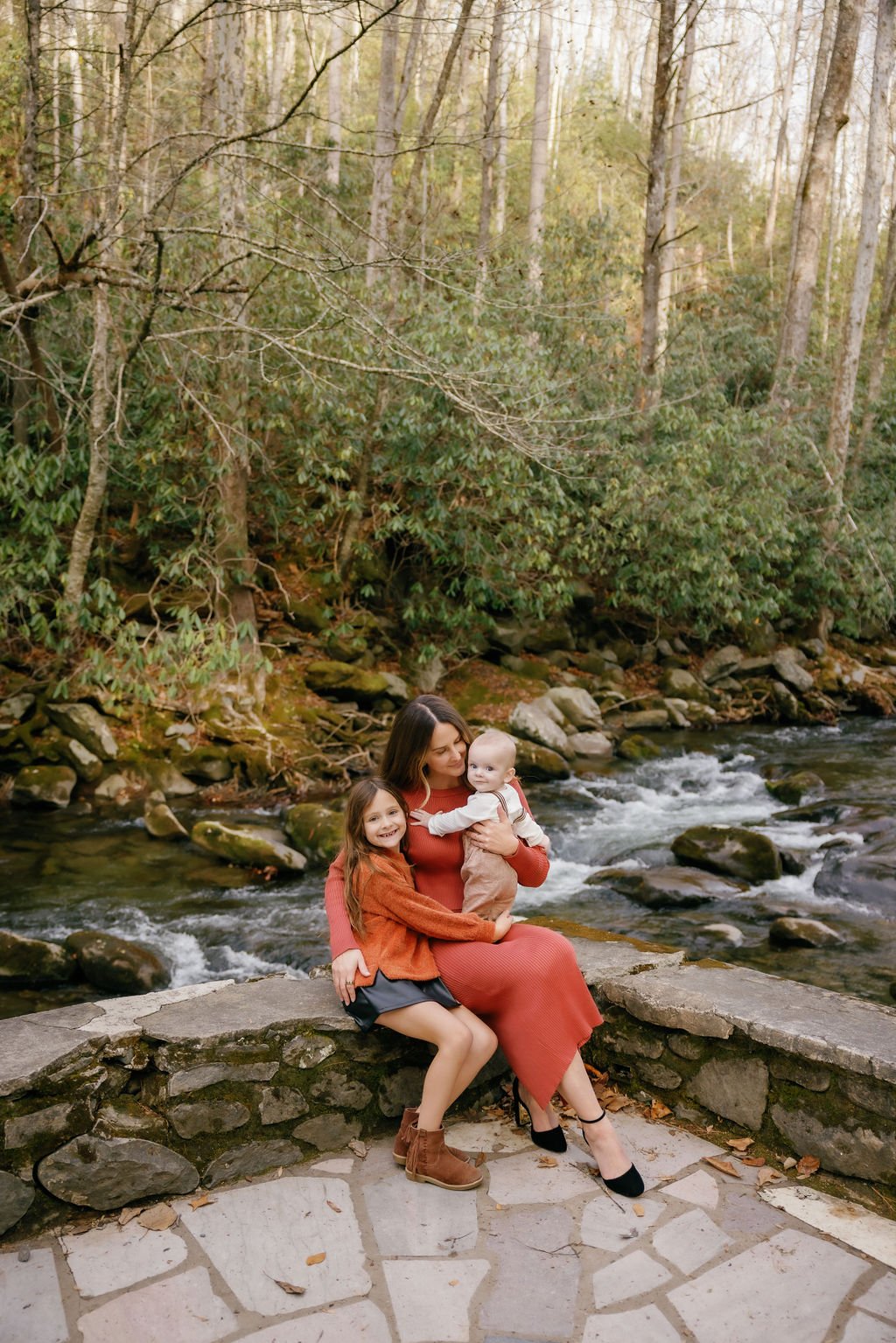 gatlinburg-family-photographer-things-to-do-with-family-in-gatlinburg-mother-sitting-with-daughter