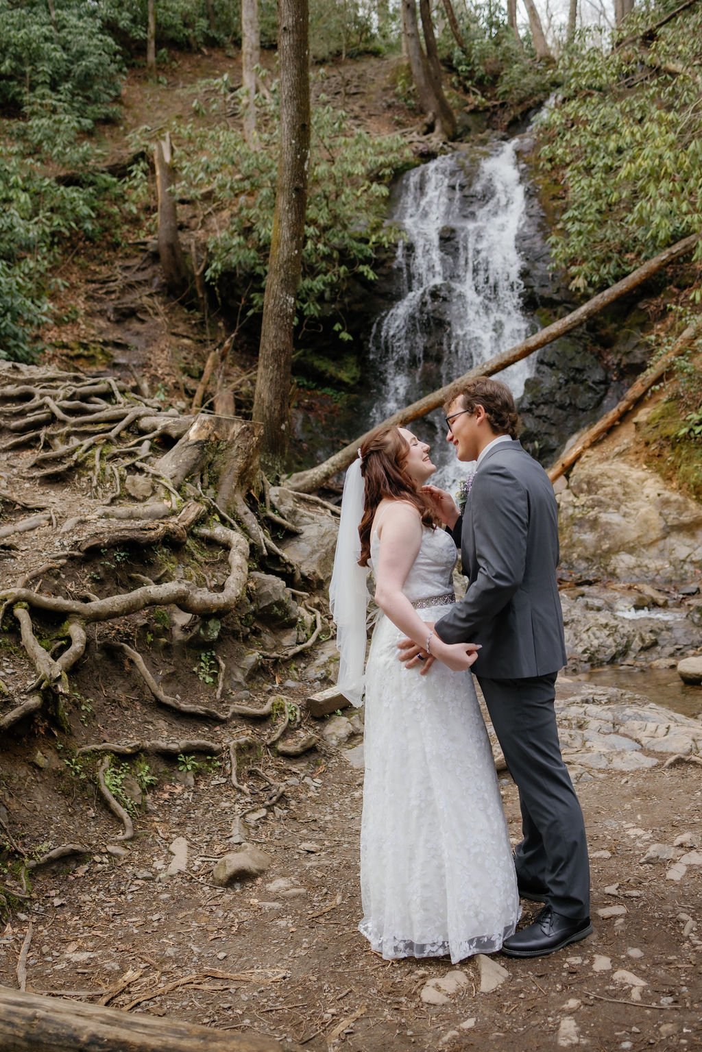 gatlinburg-photographer-waterfall-elopement-in-the-smoky-mountains-couple-kiss-at-waterfall