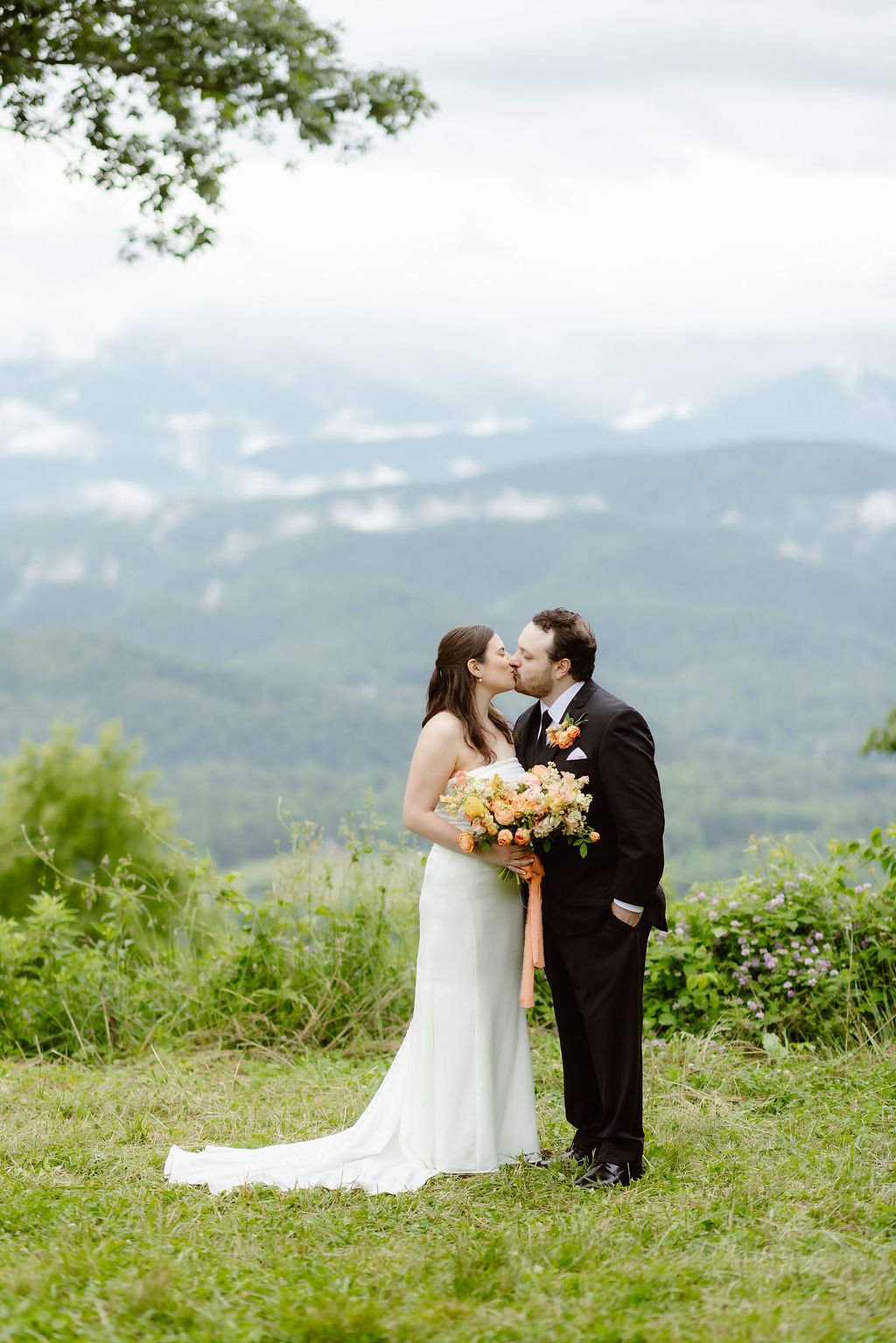 Smoky-Mountain-Elopements-in-the-Spring-kiss