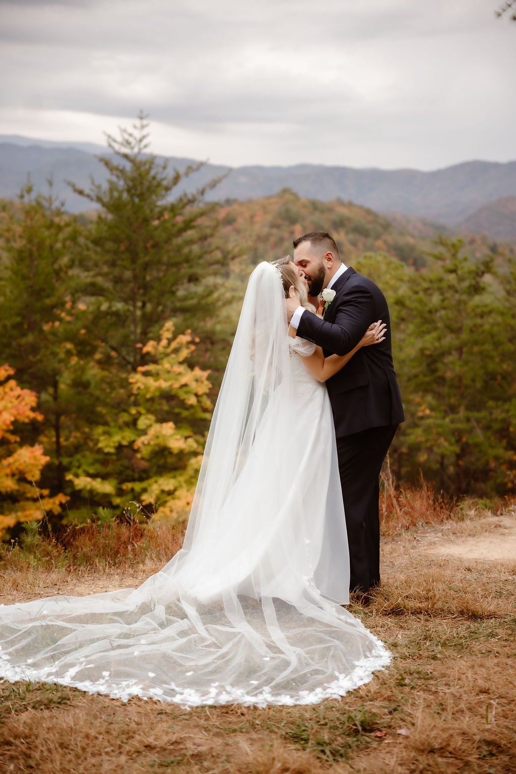 Gatlinburg-Micro-Wedding-Timeline-kiss